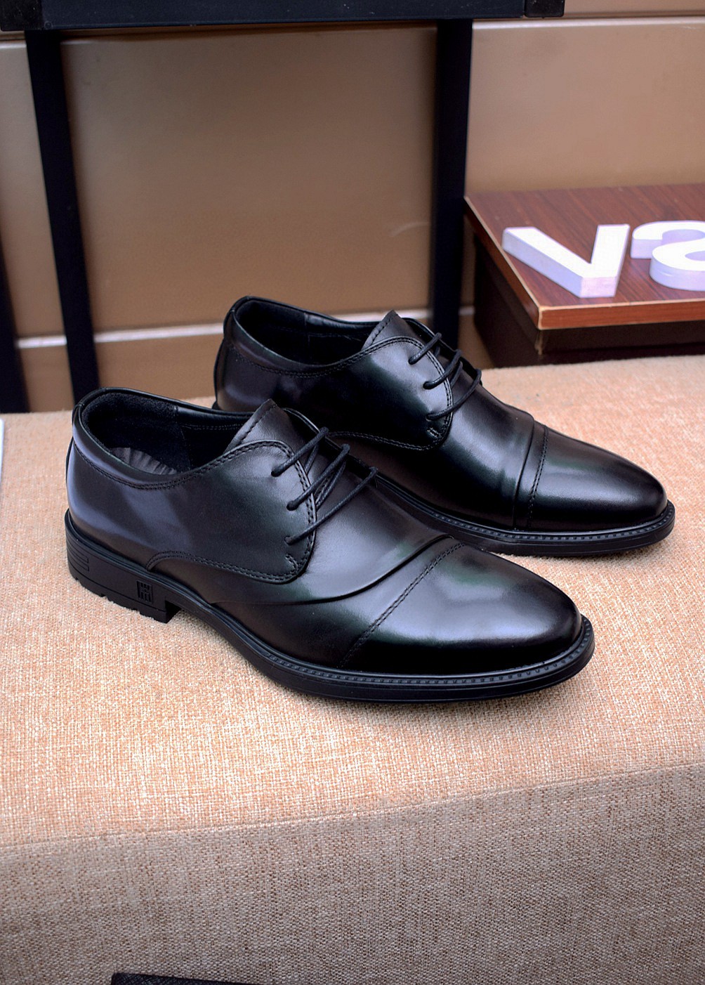 I5 。  普拉达 Prada 专柜款原版完美复刻👉奢华时尚的高端产品✊ 完美的楦型加上顶级的手工制作，使得本款鞋子立马形成了一股浓郁的贵族气息。进口头层牛皮 G5 %牛皮💋真皮内里🎶法国进口皮鞋专用橡胶组合大底😍颜色：图片色☕️