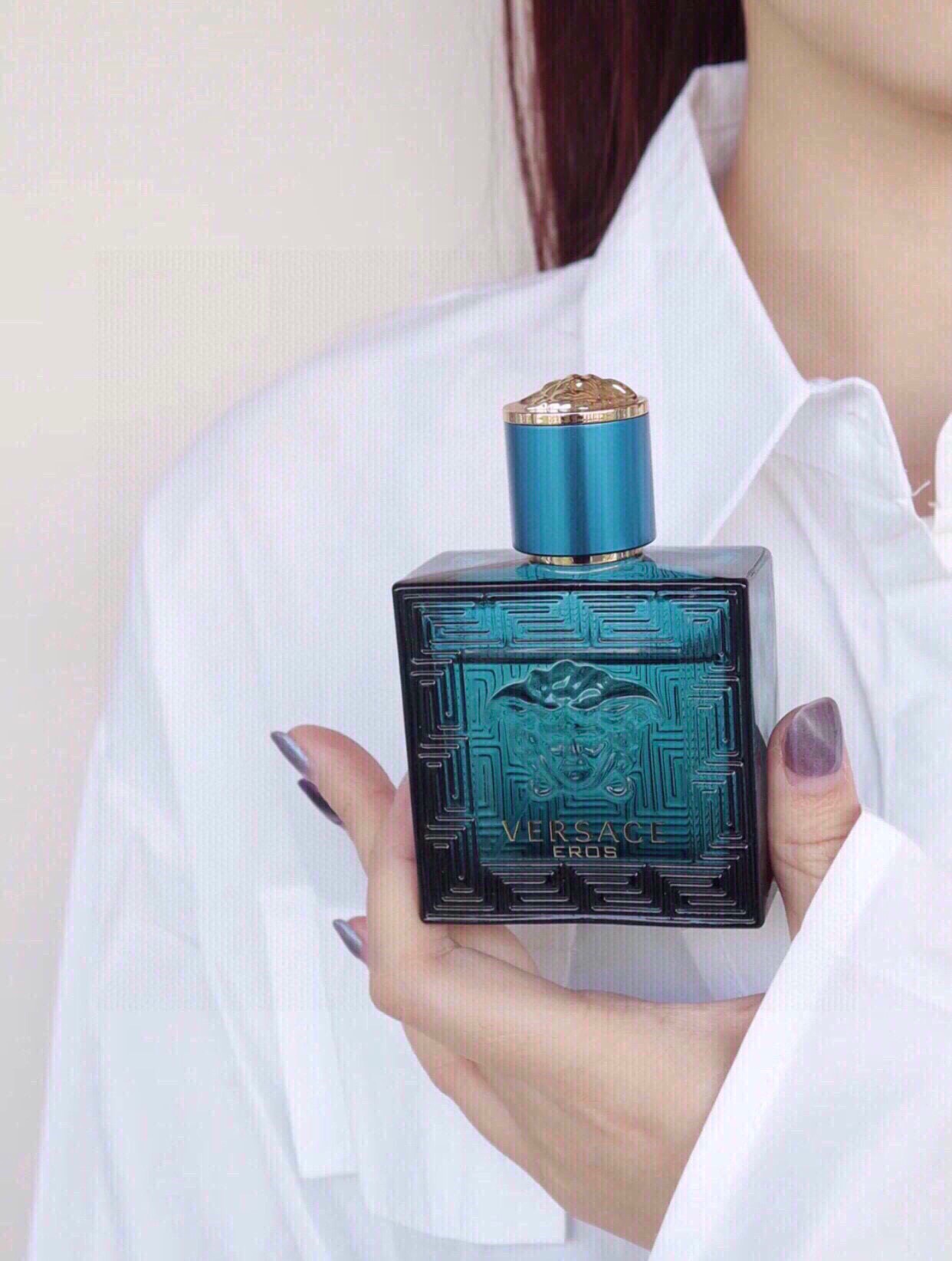 P F 55
💬EDT/100ML
Ver sace/范 思哲Eros爱罗斯爱神之水男士淡香 水

简介：
范思 哲推出了一款以希腊爱神为名的新范 思哲男士香水，旨在向范 思哲时装屋创始人Gianni V ersace致敬。热爱希腊神话故事的他，其范 思哲的蛇发女妖标志便是最好的证明，此次Eros香水的瓶身，也以招牌的地中海蓝半透明瓶身包覆蛇发女妖标志，看似古希腊战士般的男模Brian Shimansky拿着它，抵御淘气爱神射来的浪漫之箭。爱恋、热情、美丽与欲望，是成就VE RSACE这支全新男性淡香水的主要元素。 

香调：馥奇香调 
前调：薄荷 苹果 柠檬 
中调：零陵香豆 老鹳草 降龙涎香醚 
后调：香草 香根草 橡木苔 雪松 雪松
属性：男香