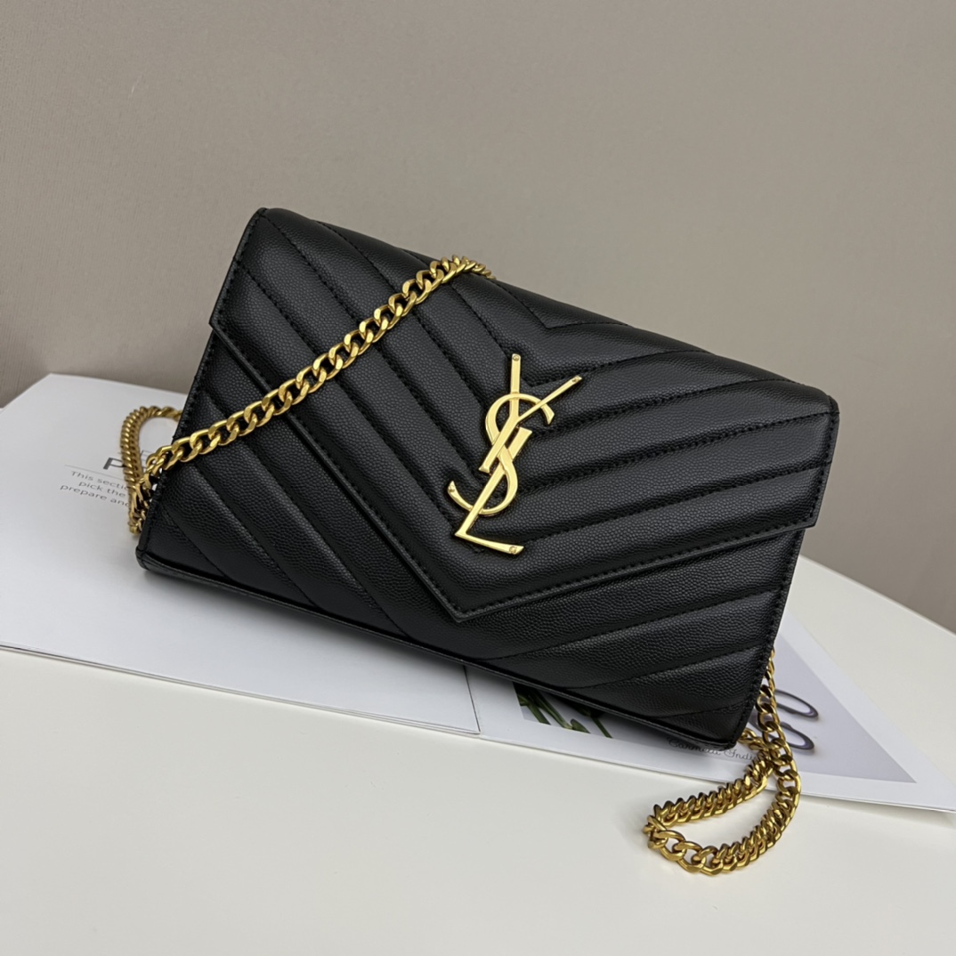 圣罗兰YSL鱼子酱信封包💰200 它是YSL非常受追捧的系列之一.其信封口盖上有YSL标志与V字衍缝元素.可手拿可链条搭配小巧轻便. 规格:22*14*5cm