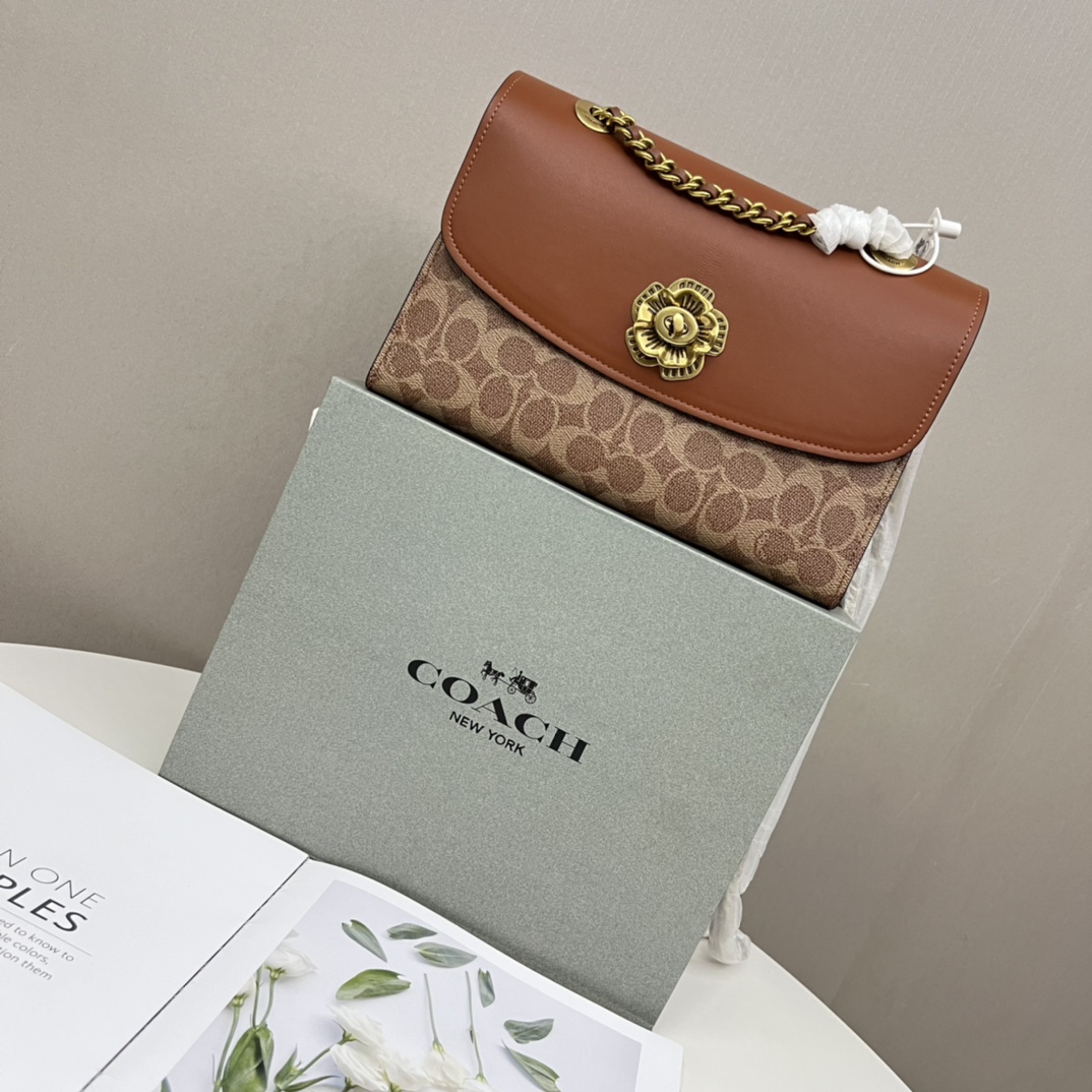 蔻驰新版山茶花/顶级原单 💰260 
所有女生都想拥有的一款轻奢包包.工整有型.质地轻盈.工整而轻盈的手袋可胜任不同场合.将上城优雅与下城简约相融.包身采用光滑皮革和经典标志涂层帆布制作.配备茶玫瑰旋锁口.带有皮革链条带.即可作为长肩带.也可以变为两个短手柄.容量很大.百搭款.怎么背都好看哦~
规格：26*17*10cm