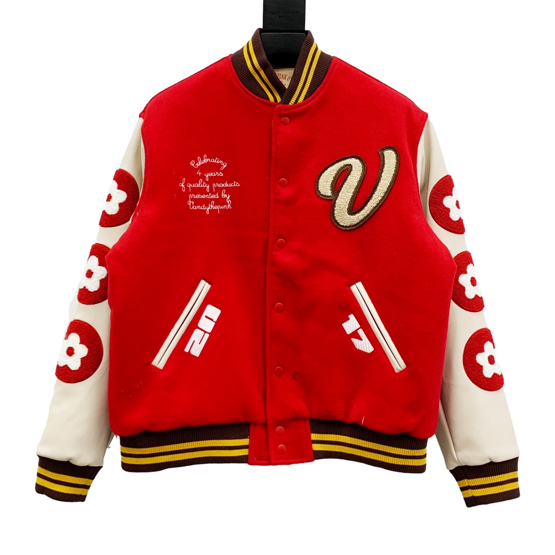 💰P195 Vandy the pink 21FW 最新恶搞系列 拼皮棒球服外套 这个游离于 LV 官网之外的牌子叫做 Vandythepink是定制大牛Junghoon Son二次创作的作品,他专门善于利用各一线大牌的特色标识,尤其是从各品牌的老花图案中汲取设计灵感,除了 LV,香奈儿、Gucci 等大牌都 “惨遭毒手” 更是收获了不少明星粉丝,人间芭比Lisa也是为其上身带过货,每个配色都有独立的设计元素,版型上还是延续了经典的美式复古棒球夹克为基础,大面积的电脑绣花和毛巾绣极为吸睛,将LV的老花LOGO通过二次创作后以更为街头的方式呈现。 原版购入,一比一还原正品,主体面料上定织800克50%羊毛混纺呢料,触感柔软版型挺括,袖子采用日本东丽超纤革料,无论是舒适性,透气性还是耐磨性都堪比真皮,色织定织横机罗纹,穿着舒适亲肤,不起球,不易变形松垮,作为一款秋冬夹克保暖性和实穿性必不可少。内里200克绗棉,经典的绗缝工艺将外衣和内里紧贴固定,使衣服薄厚均匀,增加了衣服的美感和实用性,无论是舒适度还是保暖性都无与伦比。衣服大面积的刺绣和毛巾绣花极具辨识度,均采用日本岛田绣花机绣制。红色,蓝色,黑色三个款式可选,男女同款,情侣,闺蜜,基友都可轻松搭配。