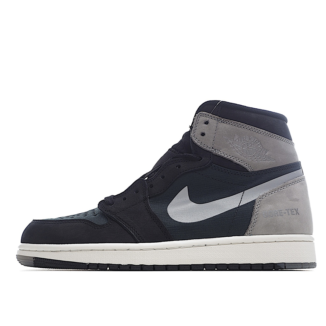 I5 Air Jordan 1 Retro AJ1 乔1高级黑灰 3M反光 高帮篮球鞋 DB2889-001鞋款配色采用高级的黑色和灰色作为搭配。最特别之处在于，整双鞋子全部采用 Gore-Tex 防水科技打造，外加高帮鞋型，简直就是雨天神器