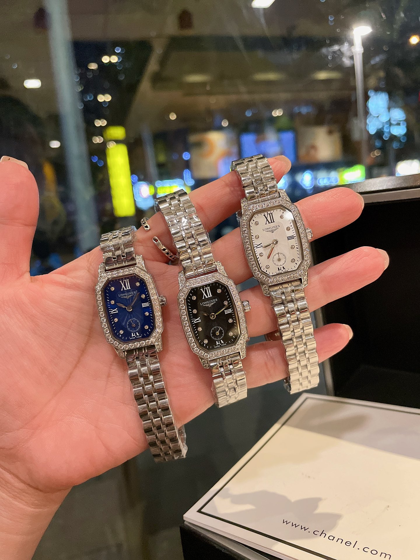 浪琴最新骑仕系列女表， 小巧的表款精致的棱形的设计，十分雅致！上手 
