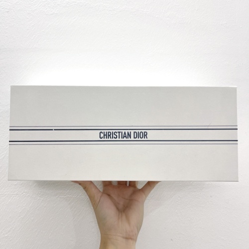 Dior Scented Candle Set: A Tribute to Dior's Cherished Pastoral Life, 3 x 250g 1 Dior Scented Candle Set: A Tribute to Dior's Cherished Pastoral Life, 3 x 250g