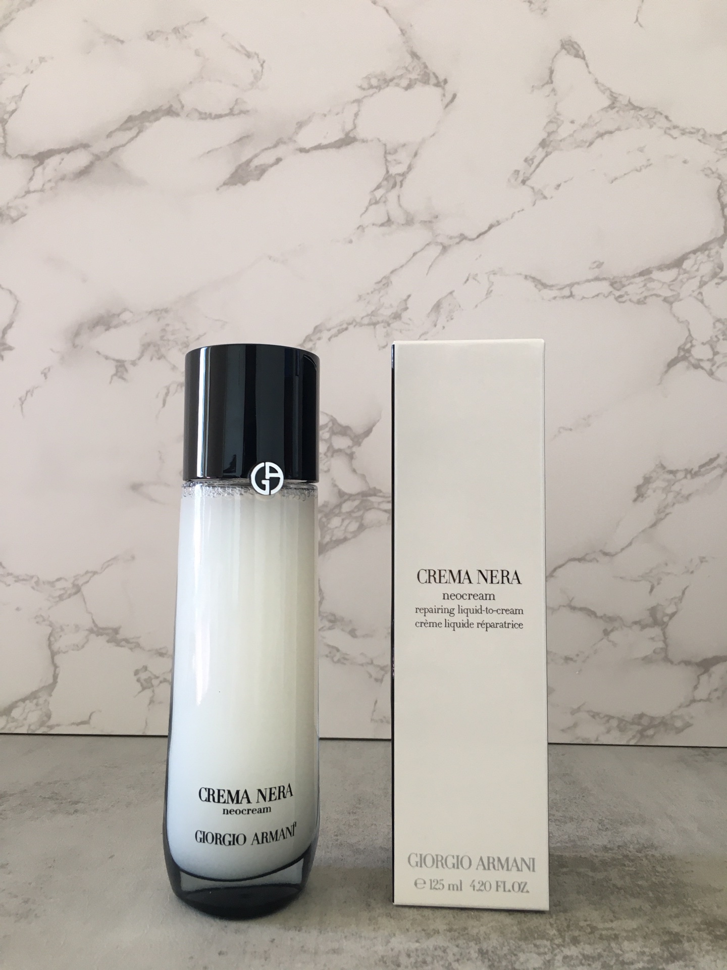 💰 55阿玛尼黑曜石液体面霜125ml。要说现在新奇特美妆品越来越多,但液体面霜还第一次听说,可谓是美容界首款创新型液态面霜,既有化妆水般的轻盈流动性,又富含高浓度精华和面霜营养成分。
为什么它能做到一秒变面霜?是因为配方中精心混合精油与蜡质,流动的质地一经接触皮肤旋即转变成丰润质感。
这款液体面霜融合了南非凤凰草复苏精萃以及三种在皮肤中起关键屏障作用的神经酰胺,能够直抵肌肤细胞内部进行强效修复,拥有滋润型面霜般的肌肤修复功能。
瓶身设计也很有意思,是以水元素为灵感的瓶身呈现出的水滴造型,沿用了经典黑钥匙系列的高雅黑白撞色,搭配光亮黑色瓶盖,也太高奢了!