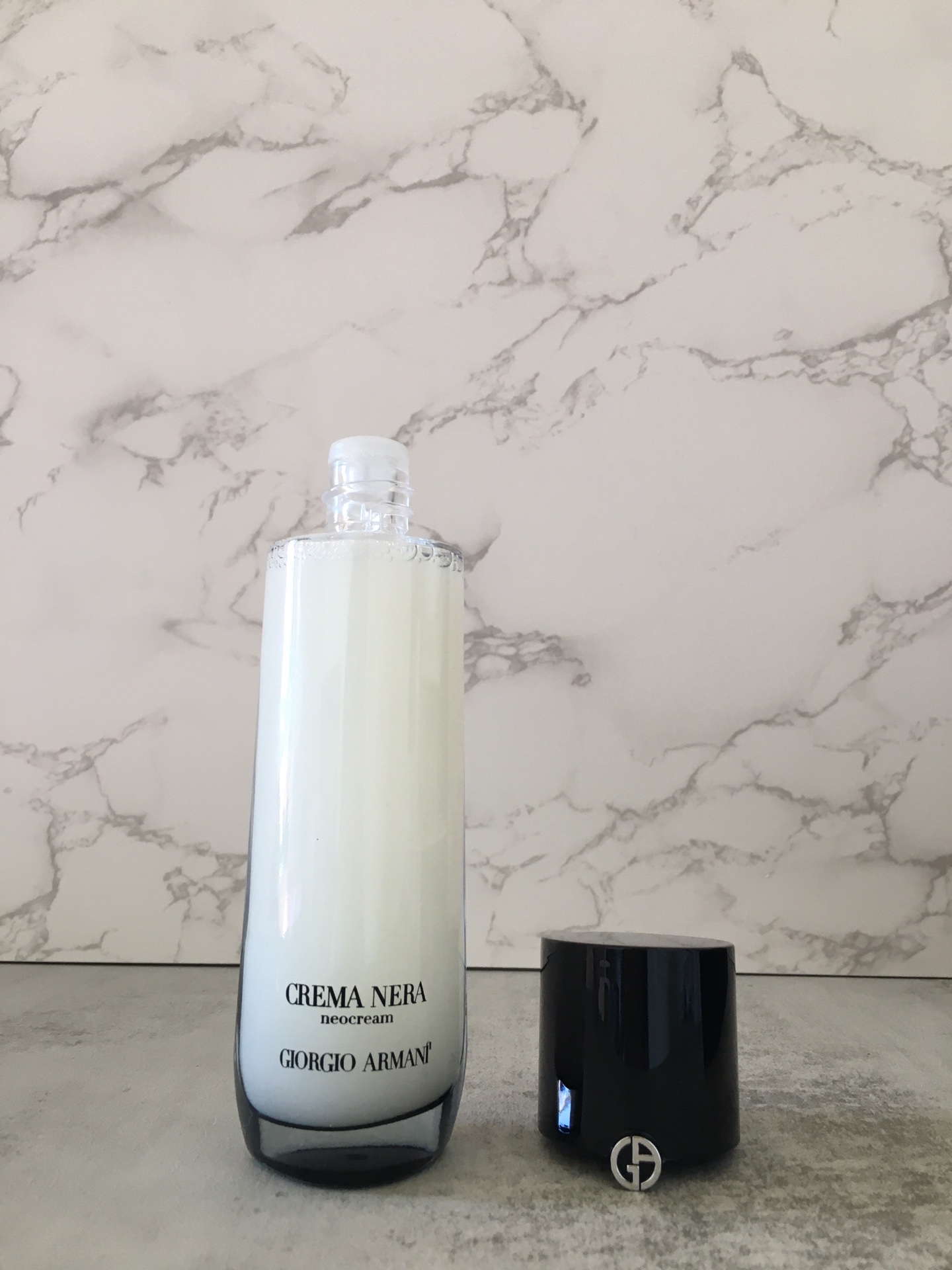 💰 55阿玛尼黑曜石液体面霜125ml。要说现在新奇特美妆品越来越多,但液体面霜还第一次听说,可谓是美容界首款创新型液态面霜,既有化妆水般的轻盈流动性,又富含高浓度精华和面霜营养成分。
为什么它能做到一秒变面霜?是因为配方中精心混合精油与蜡质,流动的质地一经接触皮肤旋即转变成丰润质感。
这款液体面霜融合了南非凤凰草复苏精萃以及三种在皮肤中起关键屏障作用的神经酰胺,能够直抵肌肤细胞内部进行强效修复,拥有滋润型面霜般的肌肤修复功能。
瓶身设计也很有意思,是以水元素为灵感的瓶身呈现出的水滴造型,沿用了经典黑钥匙系列的高雅黑白撞色,搭配光亮黑色瓶盖,也太高奢了!