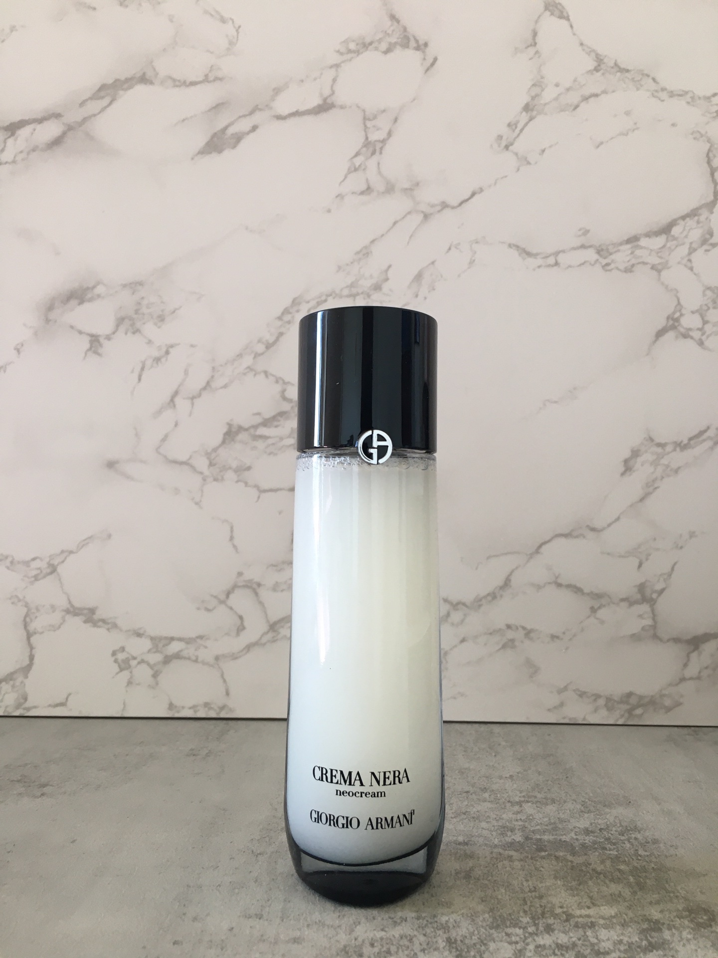 💰 55阿玛尼黑曜石液体面霜125ml。要说现在新奇特美妆品越来越多,但液体面霜还第一次听说,可谓是美容界首款创新型液态面霜,既有化妆水般的轻盈流动性,又富含高浓度精华和面霜营养成分。
为什么它能做到一秒变面霜?是因为配方中精心混合精油与蜡质,流动的质地一经接触皮肤旋即转变成丰润质感。
这款液体面霜融合了南非凤凰草复苏精萃以及三种在皮肤中起关键屏障作用的神经酰胺,能够直抵肌肤细胞内部进行强效修复,拥有滋润型面霜般的肌肤修复功能。
瓶身设计也很有意思,是以水元素为灵感的瓶身呈现出的水滴造型,沿用了经典黑钥匙系列的高雅黑白撞色,搭配光亮黑色瓶盖,也太高奢了!
