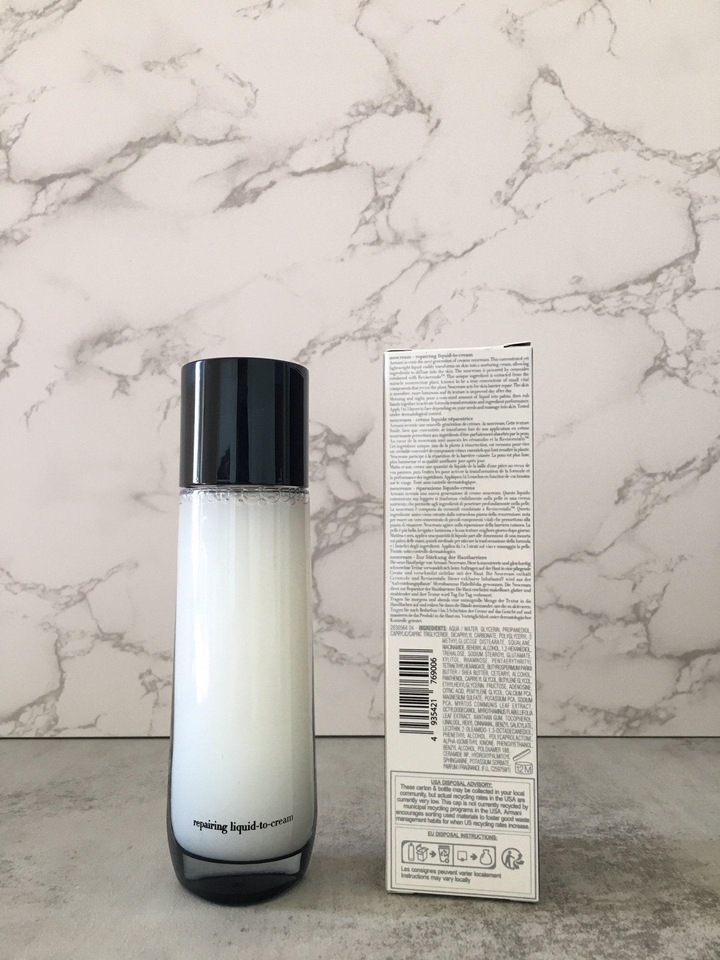 💰 55阿玛尼黑曜石液体面霜125ml。要说现在新奇特美妆品越来越多,但液体面霜还第一次听说,可谓是美容界首款创新型液态面霜,既有化妆水般的轻盈流动性,又富含高浓度精华和面霜营养成分。
为什么它能做到一秒变面霜?是因为配方中精心混合精油与蜡质,流动的质地一经接触皮肤旋即转变成丰润质感。
这款液体面霜融合了南非凤凰草复苏精萃以及三种在皮肤中起关键屏障作用的神经酰胺,能够直抵肌肤细胞内部进行强效修复,拥有滋润型面霜般的肌肤修复功能。
瓶身设计也很有意思,是以水元素为灵感的瓶身呈现出的水滴造型,沿用了经典黑钥匙系列的高雅黑白撞色,搭配光亮黑色瓶盖,也太高奢了!