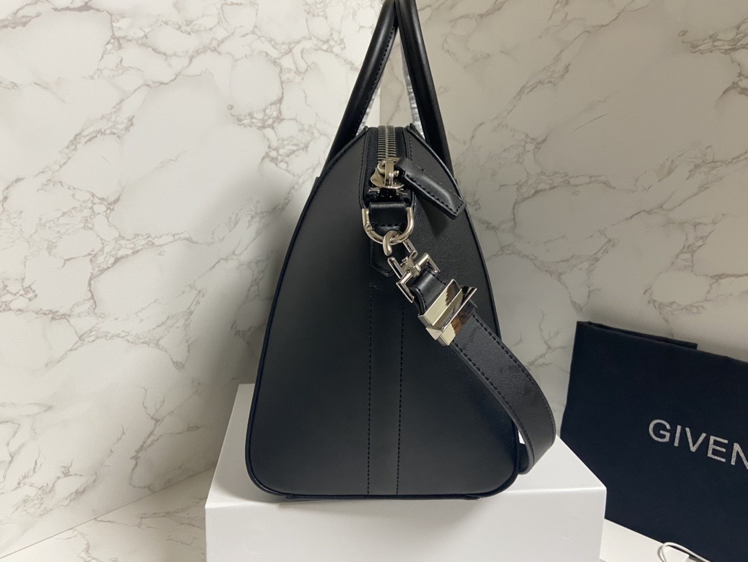 Givenchy纪梵希经典款钻石包专柜同步银色五金单肩带头层哑光平纹牛皮手感软硬一级棒[强]！100%纯