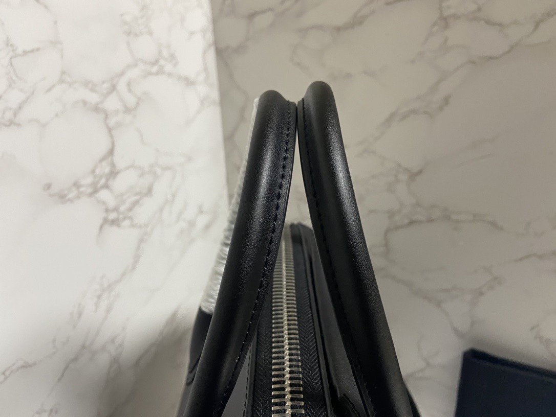 Givenchy纪梵希经典款钻石包专柜同步银色五金单肩带头层哑光平纹牛皮手感软硬一级棒[强]！100%纯