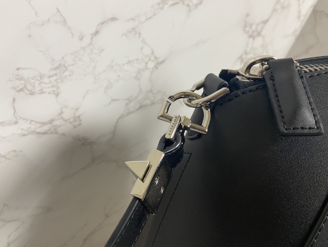Givenchy纪梵希经典款钻石包专柜同步银色五金单肩带头层哑光平纹牛皮手感软硬一级棒[强]！100%纯