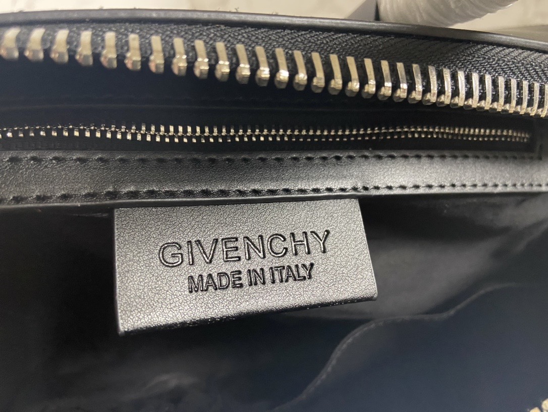 Givenchy纪梵希经典款钻石包专柜同步银色五金单肩带头层哑光平纹牛皮手感软硬一级棒[强]！100%纯