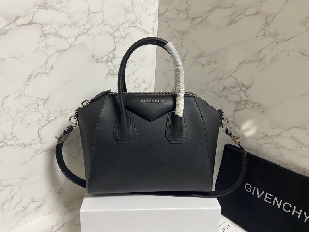 Givenchy纪梵希经典款钻石包专柜同步银色五金单肩带头层哑光平纹牛皮手感软硬一级棒[强]！100%纯