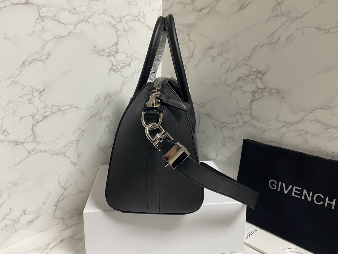 Givenchy纪梵希经典款钻石包专柜同步银色五金单肩带头层哑光平纹牛皮手感软硬一级棒[强]！100%纯