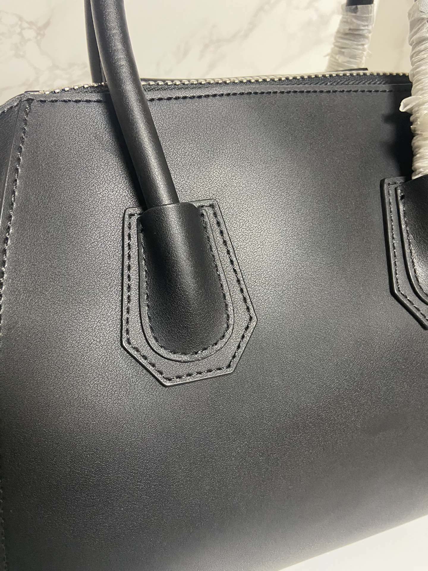 Givenchy纪梵希经典款钻石包专柜同步银色五金单肩带头层哑光平纹牛皮手感软硬一级棒[强]！100%纯