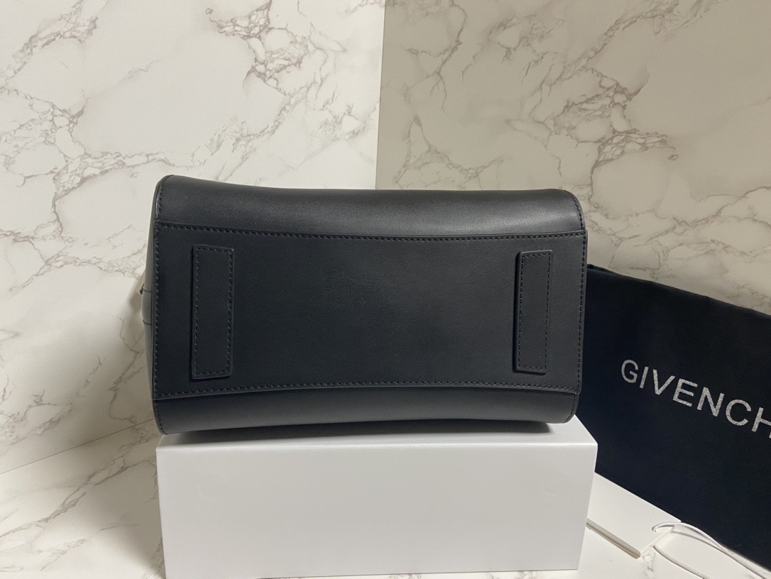 Givenchy纪梵希经典款钻石包专柜同步银色五金单肩带头层哑光平纹牛皮手感软硬一级棒[强]！100%纯