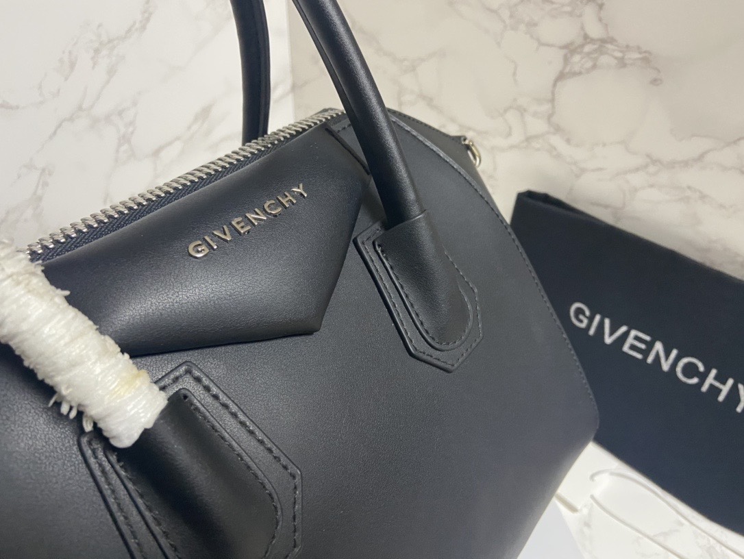 Givenchy纪梵希经典款钻石包专柜同步银色五金单肩带头层哑光平纹牛皮手感软硬一级棒[强]！100%纯