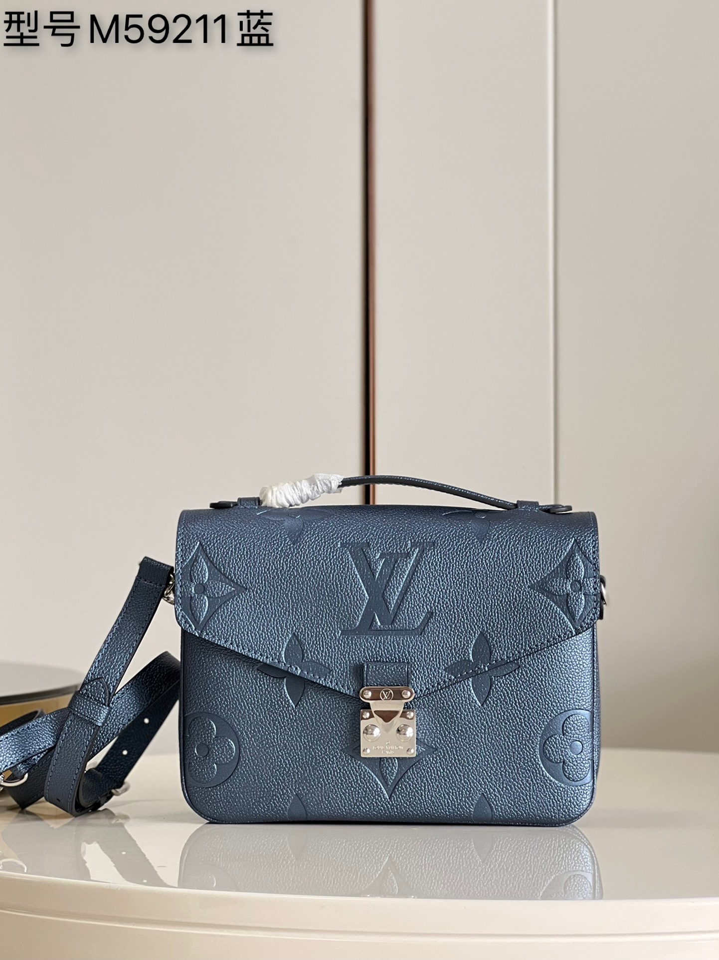 NO:401771,【Exclusive real photo M59211 pearl blue】Metal blue FLIGHT MODE series This Pochette Metis vividly interprets the elegant style with a petite figure. It uses soft Monogram Empreinte leather fabric, and the tight body is equipped with multiple practical pockets and compartments 25.0 x 19.0 x 7.0 cm J.,LV [original leather],louis vuitton19860909【独家实拍M59211珠光蓝】金属蓝FLIGHT MODE 系列 此款Pochette Metis以娇小身姿生动演绎优雅风格.选用柔软的Monogram Empreinte皮革面料,紧致的包身中配有多个实用口袋与隔层 25.0 x 19.0 x 7.0 cm J.,LV【原厂皮】,louis vuitton,Bag