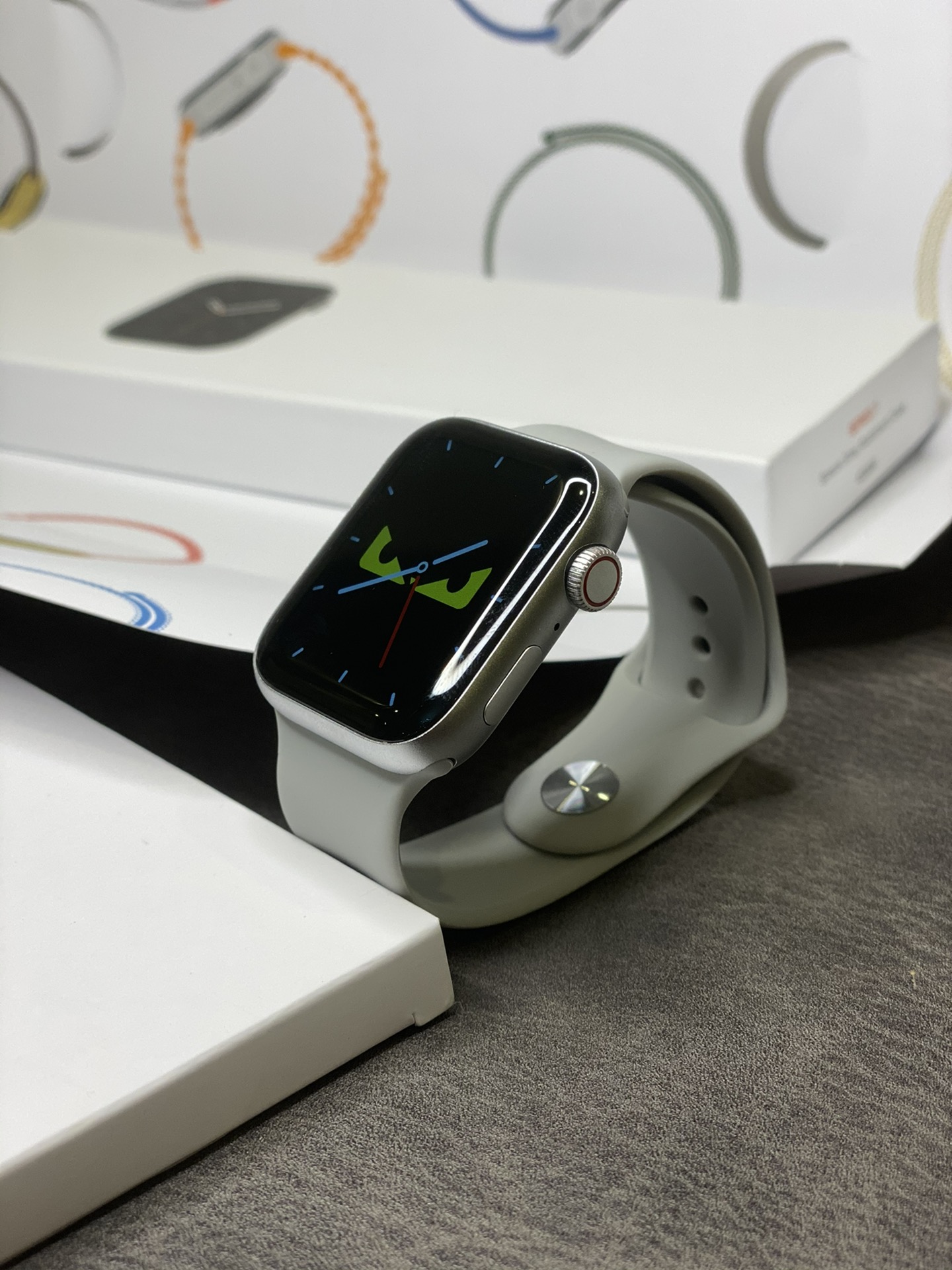 让利放店💰170 市面200
澳洲高配 Apple Watch Series 7代手表
手表外观及包装全网独家 序列号官网可查
支持离线收款 支付宝离线支付 不带手机也能付款
高清显示屏 45mm表盘 1.72屏幕 侧面单孔扬声器
新增功能 定位查找 距离测试 密码锁 拨打接听电话 听音乐
室内室外运动 呼吸训练 音乐控制 下载app连接同步手机电话簿、拨号、信息、QQ/微信通知、心率、测血压、血氧、睡眠、秒表、压力、梅脱、计算器、多种语言设置等
配件清单:手表主机-原配表带-赠送表带-无线充充电器-说明书-专柜同步包装
售后保修三个月 屏幕膜不撕外观没磨损可以退换‼️