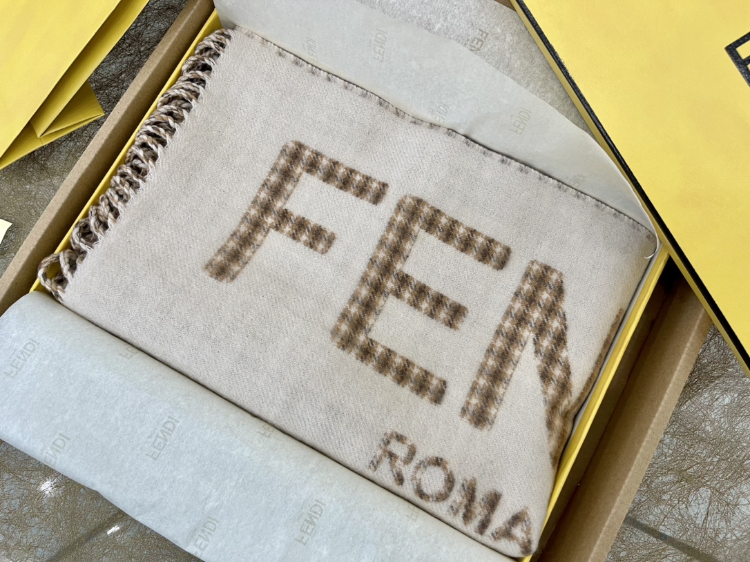 FENDI芬迪罗马格纹字母双面长巾