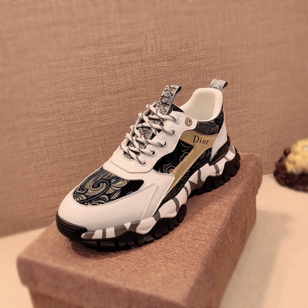 I5     原版1:1 迪奥* 官网•同款高•版本最新•爆款休闲鞋，专柜1:1。顶端品牌 奢侈～代购，顶级～质量。专柜同卖产品[强]鞋面選用进口透气牛皮搭配材质➕透气羊皮内里•精细做工。原版个性时尚柔软橡膠耐磨防滑大底，上脚轻巧舒适，实物拍摄🎬實物更好看，012广州码: 38-44。2️⃣色