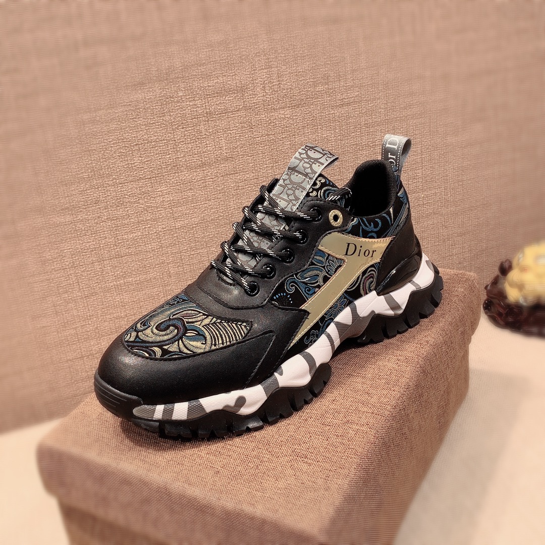 I5     原版1:1 迪奥* 官网•同款高•版本最新•爆款休闲鞋，专柜1:1。顶端品牌 奢侈～代购，顶级～质量。专柜同卖产品[强]鞋面選用进口透气牛皮搭配材质➕透气羊皮内里•精细做工。原版个性时尚柔软橡膠耐磨防滑大底，上脚轻巧舒适，实物拍摄🎬實物更好看，012广州码: 38-44。2️⃣色