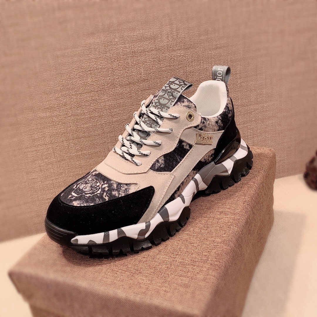 I5     原版1:1 迪奥* 官网•同款高•版本最新•爆款休闲鞋，专柜1:1。顶端品牌 奢侈～代购，顶级～质量。专柜同卖产品[强]鞋面選用进口透气牛皮搭配材质➕透气羊皮内里•精细做工。原版个性时尚柔软橡膠耐磨防滑大底，上脚轻巧舒适，实物拍摄🎬實物更好看，012广州码: 38-44。2️⃣色