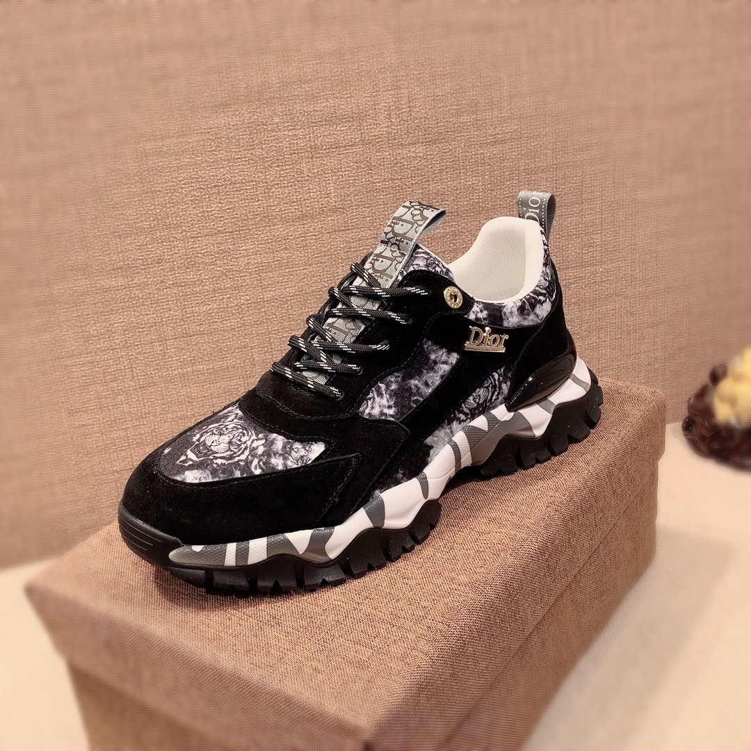 I5     原版1:1 迪奥* 官网•同款高•版本最新•爆款休闲鞋，专柜1:1。顶端品牌 奢侈～代购，顶级～质量。专柜同卖产品[强]鞋面選用进口透气牛皮搭配材质➕透气羊皮内里•精细做工。原版个性时尚柔软橡膠耐磨防滑大底，上脚轻巧舒适，实物拍摄🎬實物更好看，012广州码: 38-44。2️⃣色