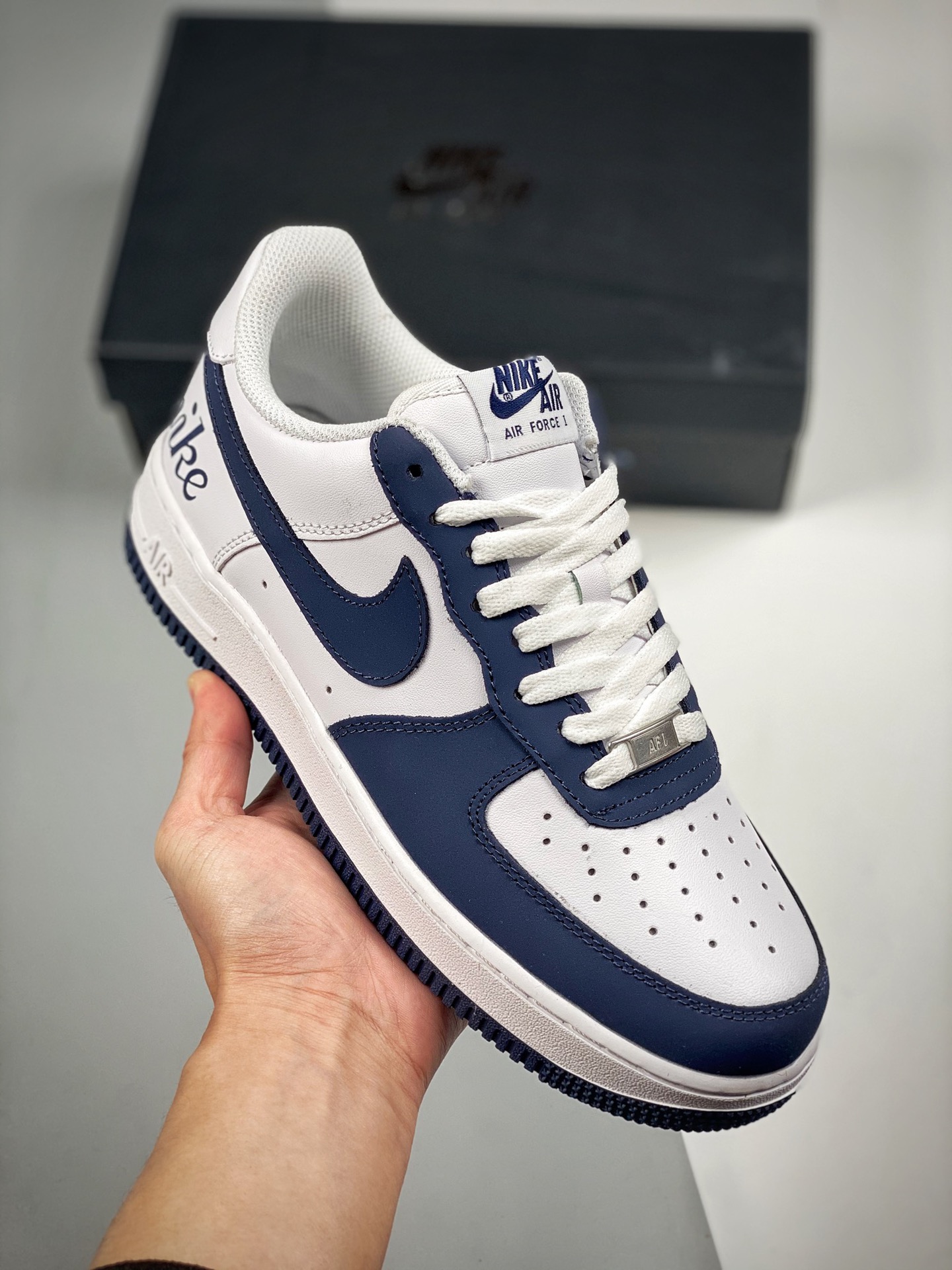 Nike Air Force 1 '07 blanco y azul, horma y plantilla originales, crea el estilo auténtico de Air Force, enfocado en el…