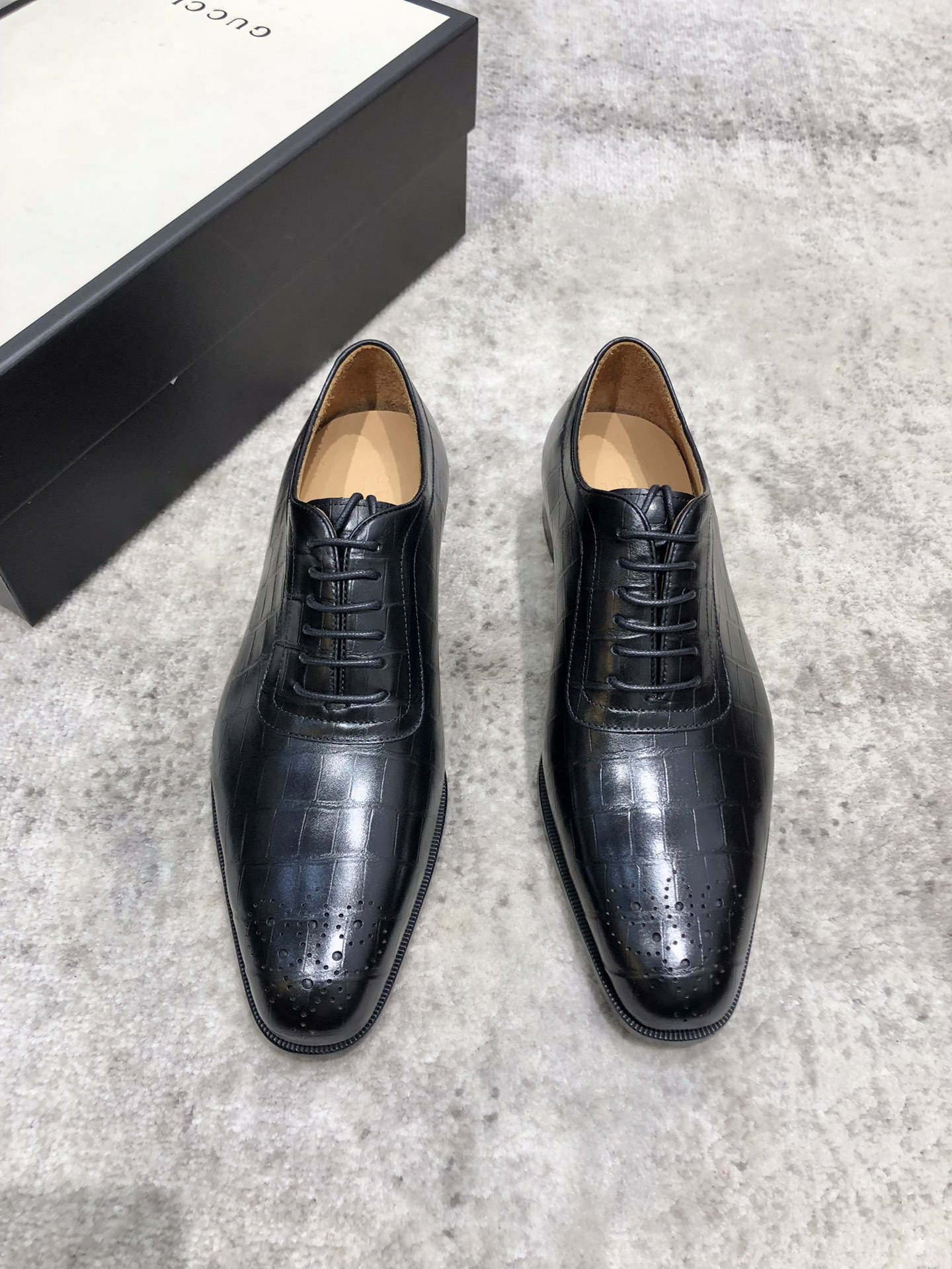 NO:270719,Gucci Men's classic Oxford shoes for men's business formal leather shoes. Classic style. Extreme art. The shoes are imported cow leather (cow leather surface). Selected carefully. The pores are delicate. The gloss is excellent, the texture is soft. The toughness is strong and the wear is not easy to deform. The apricot calf leather inner lining is soft and comfortable, sweat-absorbing and breathable. The leather outsole, the heel composite rubber bottom sheet, willow nail reinforcement, anti-slip and wear-resistant. Goodyear craftsmanship is excellent. The shoe shape is light and luxurious. It can be pressed in all kinds of formal occasions!  Original box dust bag packaging!  Standard code 39-44 (38.45 custom made without return or exchange), gucci, cowhide, Leather soles19860909Gucci 男士经典牛津鞋男士商务正装皮鞋 经典款 极致艺术 全鞋采用进口饮奶牛牛皮（牛皮面） 精挑细选 毛孔细腻 光泽度极好,质感柔软 韧性强耐穿不易变形,杏色小牛皮内里,柔软舒适,吸汗透气.真皮大底,后跟复合橡胶底片 柳钉加固,防滑耐磨.固特异工艺制作 鞋型极好 轻奢有型 出入各类正式场合都能压阵！原盒 防尘袋包装 ！标准码39-44（38.45定做不退不换）,,gucci,cowhide,Leather soles,Men's shoes