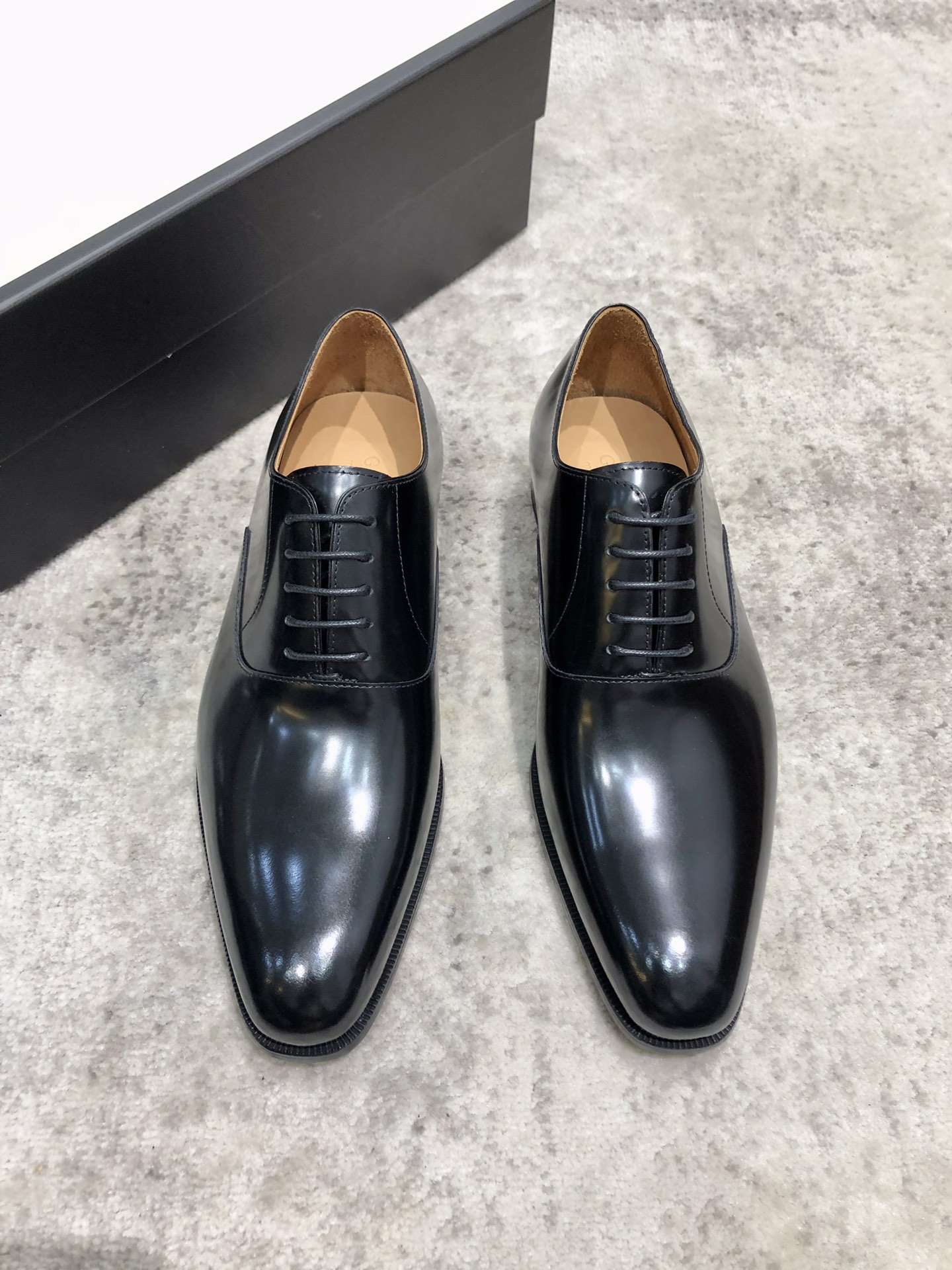 NO:270717,Gucci Men's classic Oxford shoes for men's business formal leather shoes. Classic style. Extreme art. The whole shoe is made of imported cow leather (edge ​​beads). It is carefully selected. The pores are delicate. The gloss is excellent, the texture is soft. It is tough and durable. It is not easy to deform. The apricot calf leather inner lining is soft and comfortable, sweat-absorbing and breathable. The leather outsole, the heel composite rubber bottom sheet, willow nail reinforcement, anti-slip and wear-resistant. Goodyear craftsmanship. The shoe shape is excellent. It is light and luxurious and stylish. You can press the array when you go in and out of all formal occasions!  Original box dust bag packaging!  Standard code 39-44 (38.45 custom made without return or exchange), gucci, cowhide, Leather soles19860909Gucci 男士经典牛津鞋男士商务正装皮鞋 经典款 极致艺术 全鞋采用进口饮奶牛牛皮（开边珠） 精挑细选 毛孔细腻 光泽度极好,质感柔软 韧性强耐穿不易变形,杏色小牛皮内里,柔软舒适,吸汗透气.真皮大底,后跟复合橡胶底片 柳钉加固,防滑耐磨.固特异工艺制作 鞋型极好 轻奢有型 出入各类正式场合都能压阵！原盒 防尘袋包装 ！标准码39-44（38.45定做不退不换）,,gucci,cowhide,Leather soles,Men's shoes