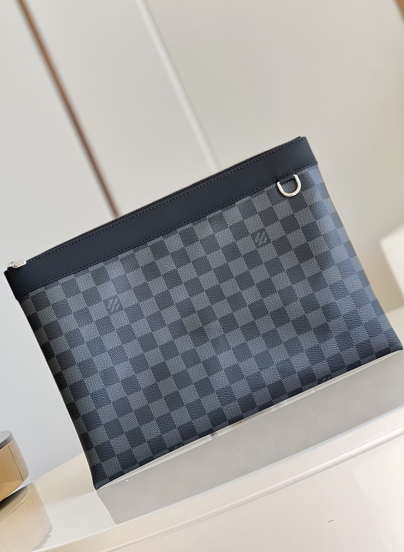 NO:397996,【Exclusive real shot M62291 Haig】POCHETTE APOLLO handbags New products for spring and summer fashion exhibitions, from men's art director Kim Jones, sporty design full of craftsmanship texture. This Pochette Apollo handbag Monogram Pacific canvas paired with Taiga leather, colored metal decoration - Monogram Pacific coated canvas - nylon nena gold and silver metal decorations - 1 bag patch pocket - 1 D-ring. Size 34.0 x 25.0 x 2.0 cm (Length x Height x Width) u.,LV [Original leather],louis vuitton19860909【独家实拍M62291 黑格】POCHETTE APOLLO 手袋 亮相春夏时装展的新品,来自男装艺术总监Kim Jones、充满工艺质感的运动风格设计,此款Pochette Apollo手袋Monogram Pacific帆布搭配Taiga皮革,彩色金属饰-Monogram Pacific涂层帆布-锦纶内纳 金色与银色金属饰件-1个包内贴袋-1个D形环.尺寸34.0 x 25.0 x 2.0 cm (长 x 高 x 宽) u.,LV【原厂皮】,louis vuitton,Bag