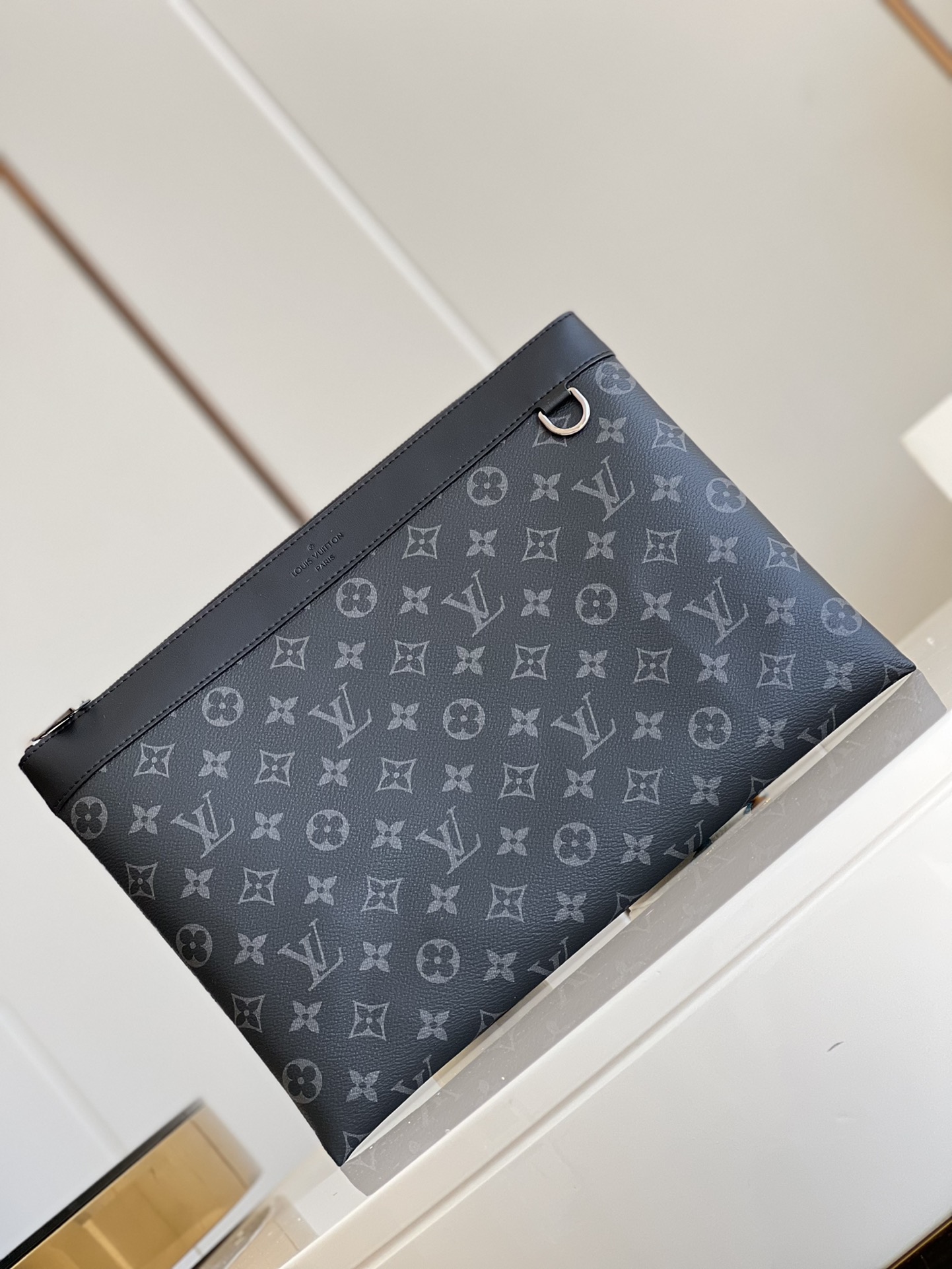 NO:398002,【Exclusive real photo M62291 black flower】POCHETTE APOLLO handbags New products for spring and summer fashion exhibitions, from men's art director Kim Jones, sporty design full of craftsmanship texture. This Pochette Apollo handbag Monogram Pacific canvas paired with Taiga leather, colored metal decoration-Monogram Pacific coated canvas-Nylon Nena Gold and silver metal decorations-1 bag patch pocket-1 D-ring. Size 34.0 x 25.0 x 2.0 cm (Length x Height x Width) 2019.,LV [Original leather],louis vuitton19860909【独家实拍M62291黑花】POCHETTE APOLLO 手袋 亮相春夏时装展的新品,来自男装艺术总监Kim Jones、充满工艺质感的运动风格设计,此款Pochette Apollo手袋Monogram Pacific帆布搭配Taiga皮革,彩色金属饰-Monogram Pacific涂层帆布-锦纶内纳 金色与银色金属饰件-1个包内贴袋-1个D形环.尺寸34.0 x 25.0 x 2.0 cm (长 x 高 x 宽)2019.,LV【原厂皮】,louis vuitton,Bag