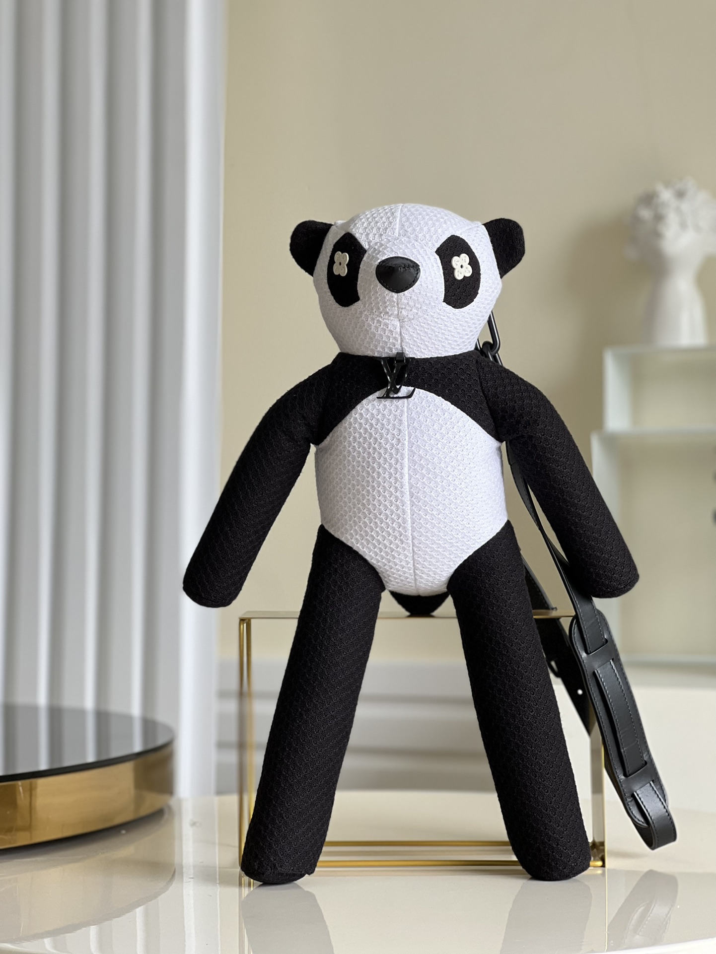 NO:397988,【Exclusive real-life photos of PANDA Panda Handbag】34*52*18cm Men's Art Director Virgil Abloh, inspired by the 'Zoom with friends' animated short film he created, launched this Panda men's handbag. It uses a cartoon character of Louis Vuitton friends in the short film - Panda. It is made of knitted cotton. The chain strap makes the handbag shoulder-mounted. The zippered back pocket can be used to carry small items on the back. x., LV [original leather], louis vuitton, louis vuitton19860909【独家实拍PANDA 熊猫手袋】34*52*18cm男装艺术总监 Virgil Abloh 以其打造的“Zoom with friends”动画短片为灵感,推出本款 Panda 男士手袋.采用短片中的一个路易威登好友卡通人物造型——熊猫.由针织棉制成.搭配的链带使手袋可肩背.拉链后袋可用于背携小巧用品.x.,LV【原厂皮】,louis vuitton,louis vuitton,Bag