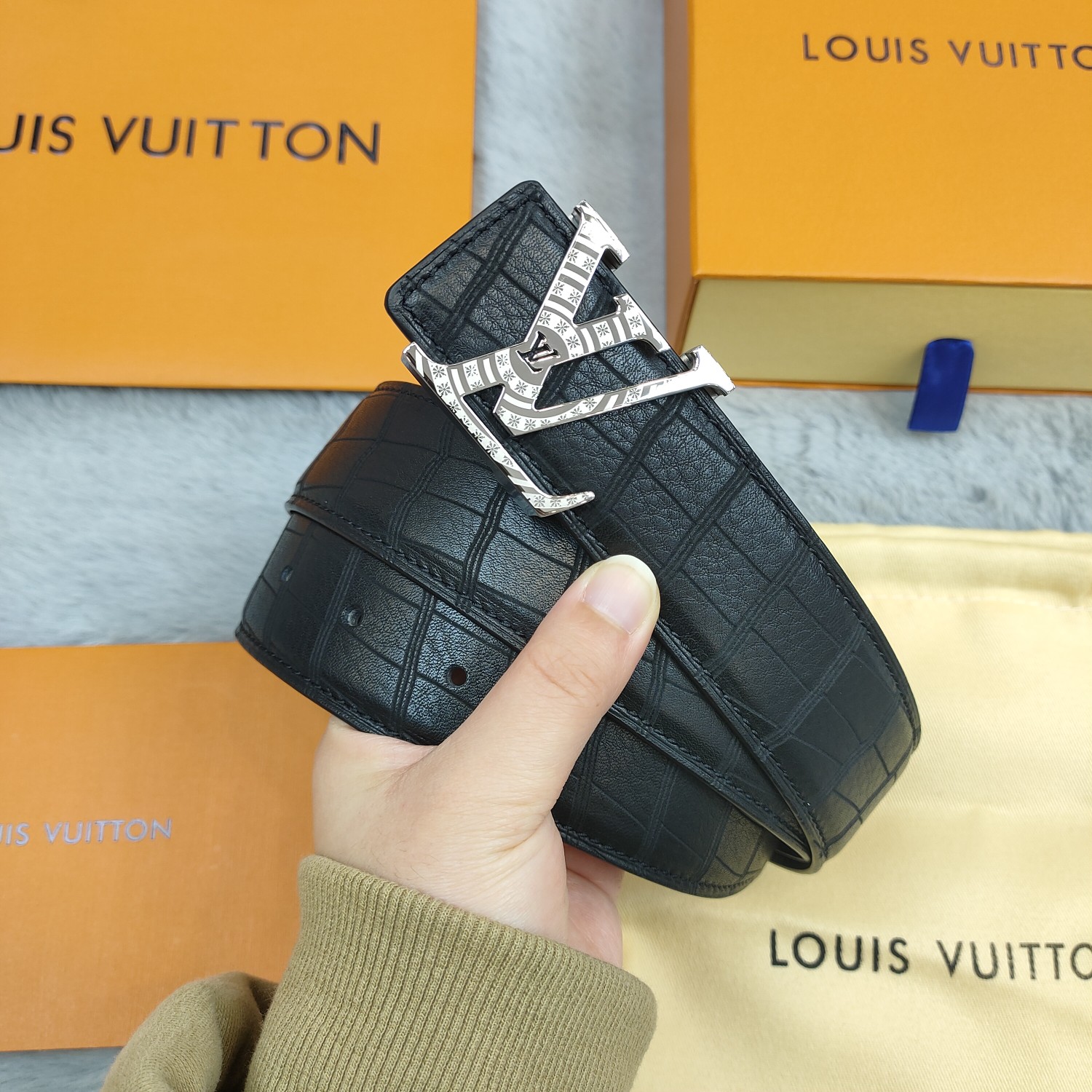 Lv头层牛皮鹿皮纹上身效果超级棒带身宽3.8cm