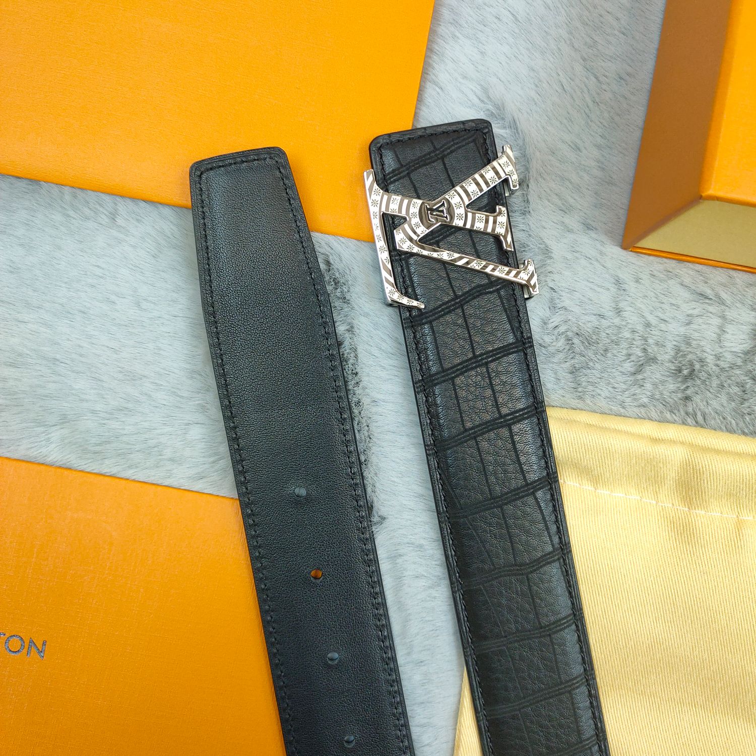 Lv头层牛皮鹿皮纹上身效果超级棒带身宽3.8cm