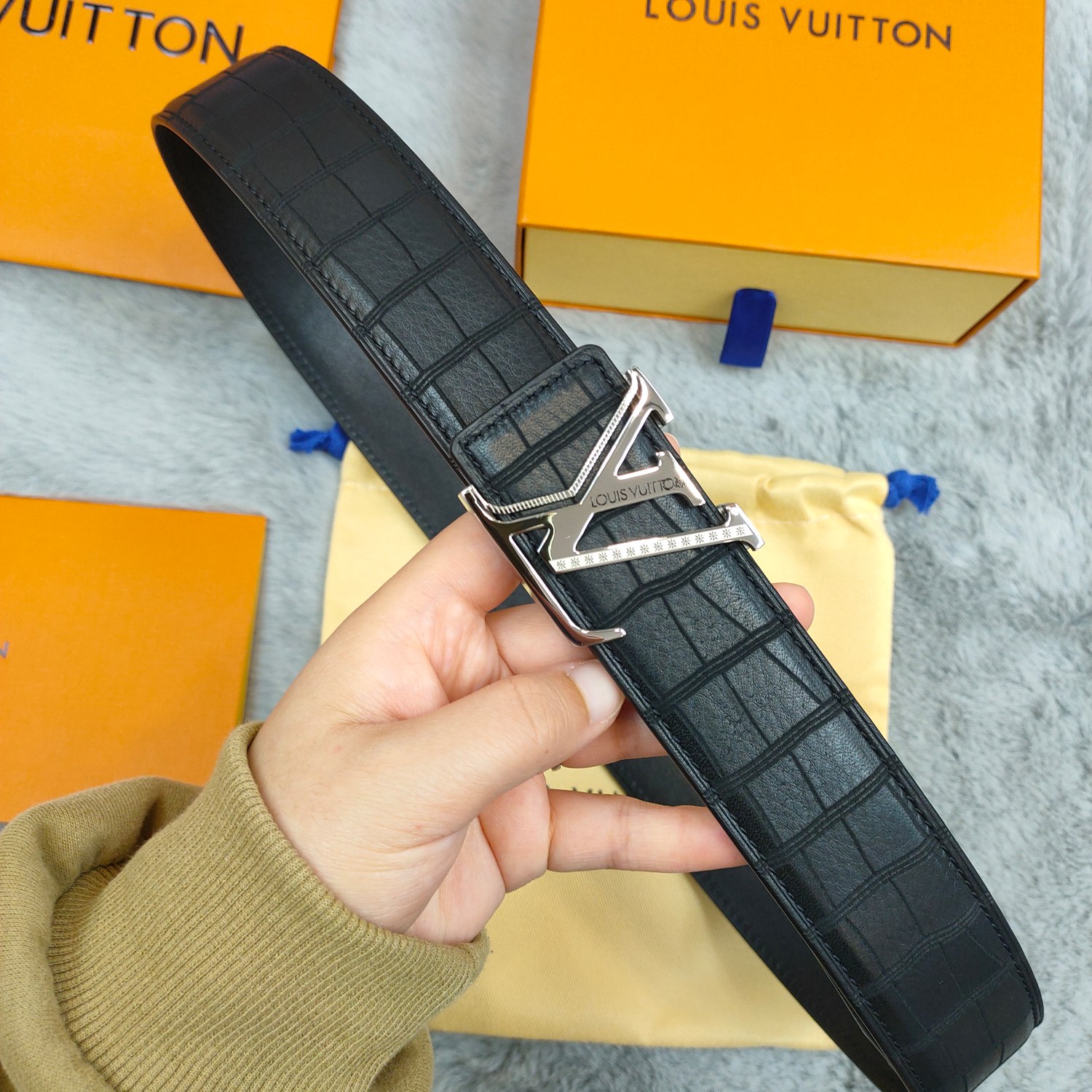 Lv头层牛皮鹿皮纹上身效果超级棒带身宽3.8cm