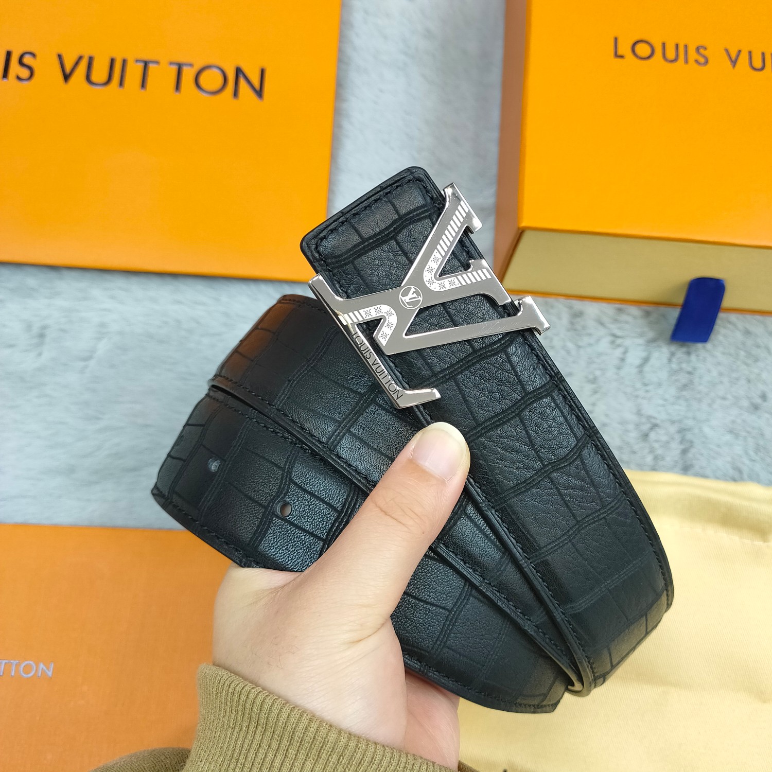 Lv头层牛皮鹿皮纹上身效果超级棒带身宽3.8cm