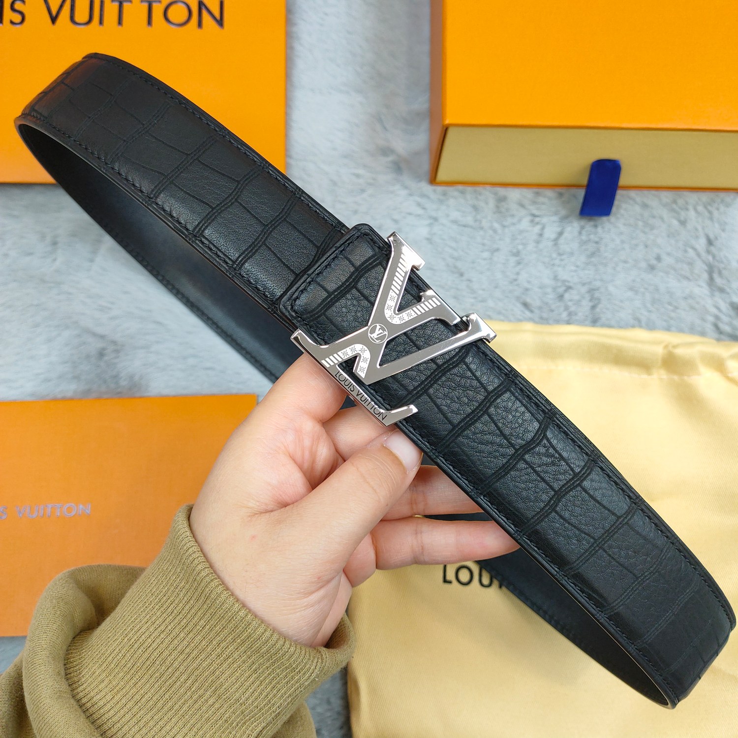 Lv头层牛皮鹿皮纹上身效果超级棒带身宽3.8cm