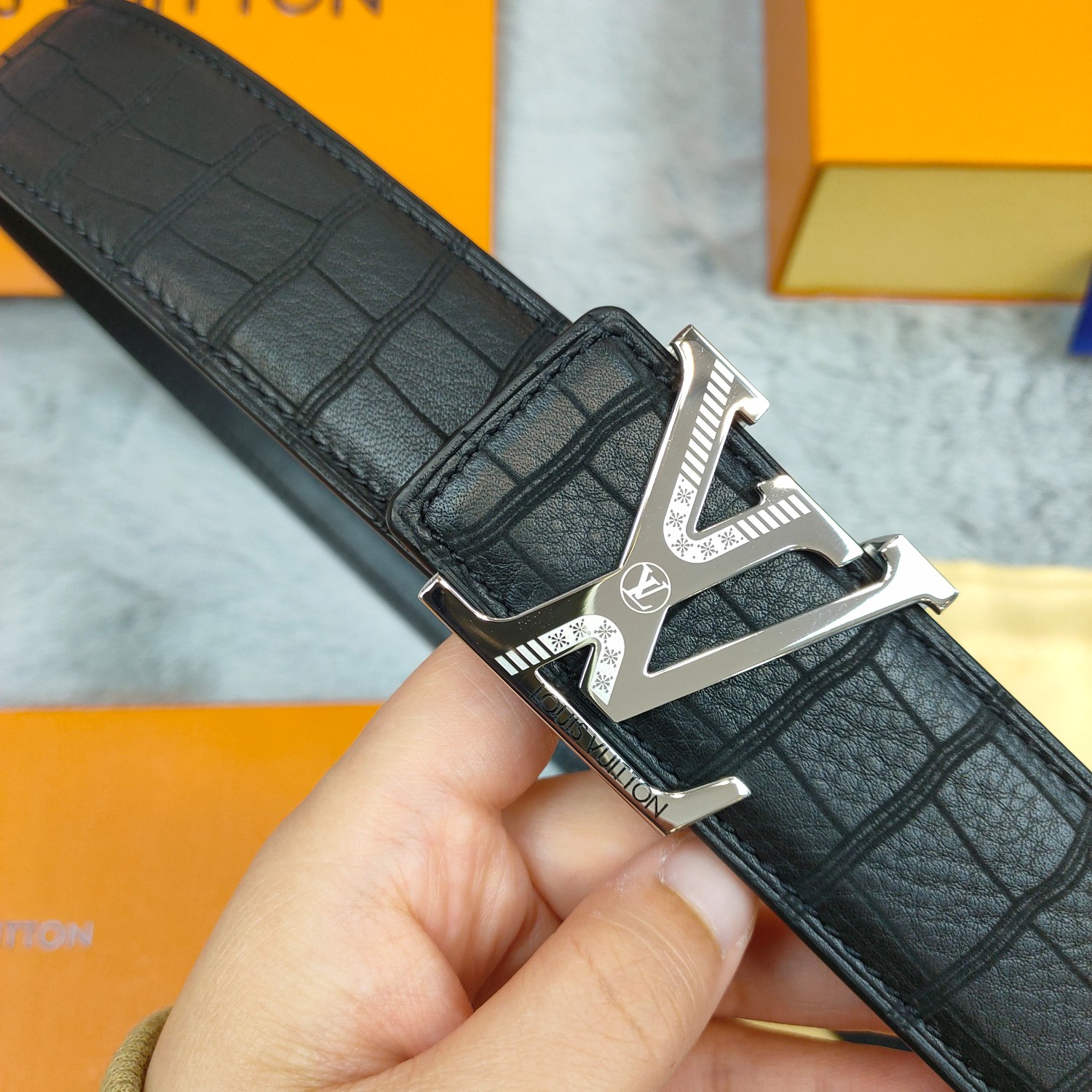Lv头层牛皮鹿皮纹上身效果超级棒带身宽3.8cm