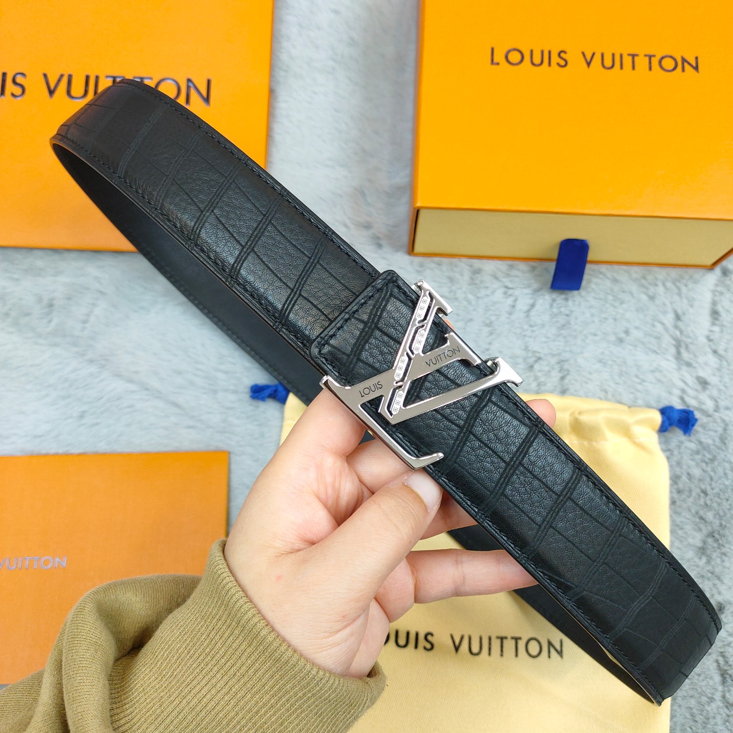Lv头层牛皮鹿皮纹上身效果超级棒带身宽3.8cm
