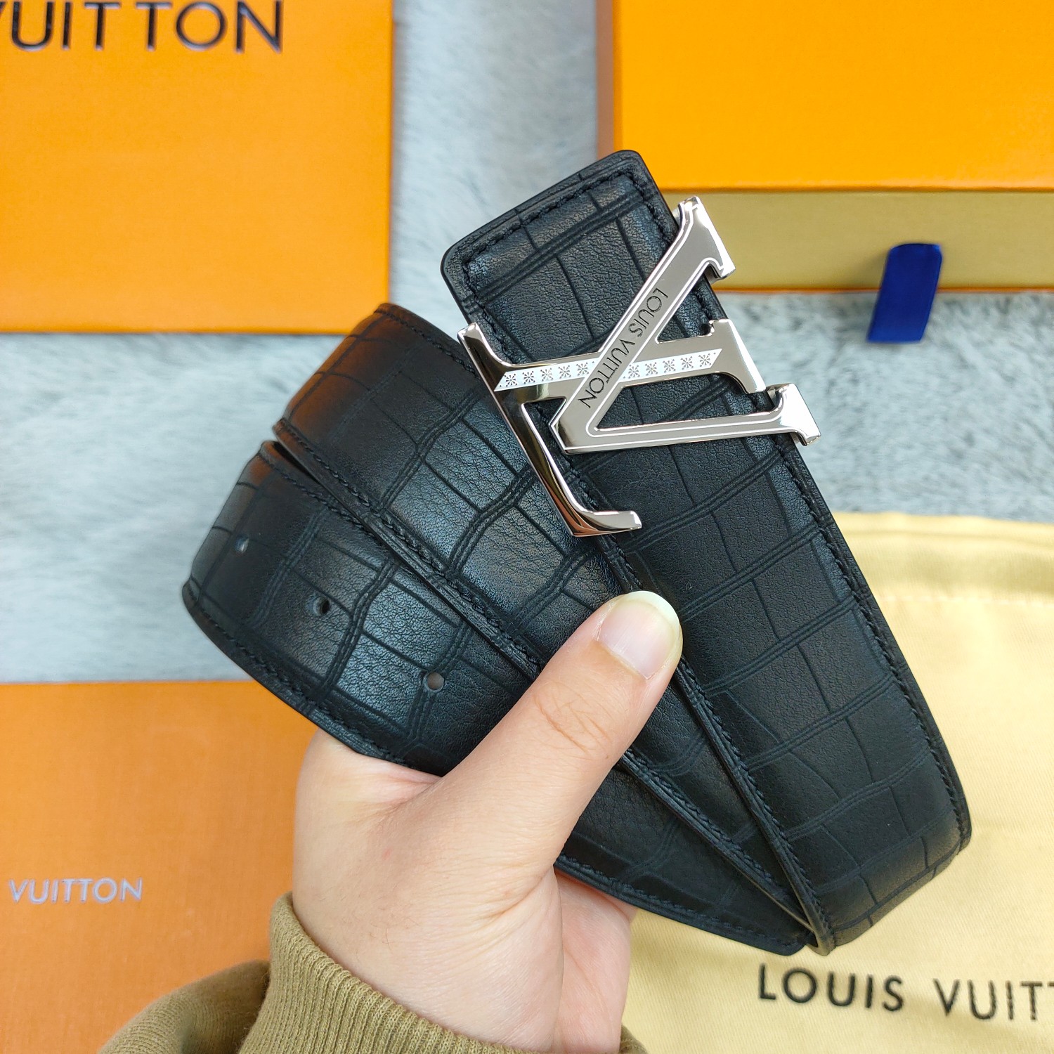 Lv头层牛皮鹿皮纹上身效果超级棒带身宽3.8cm
