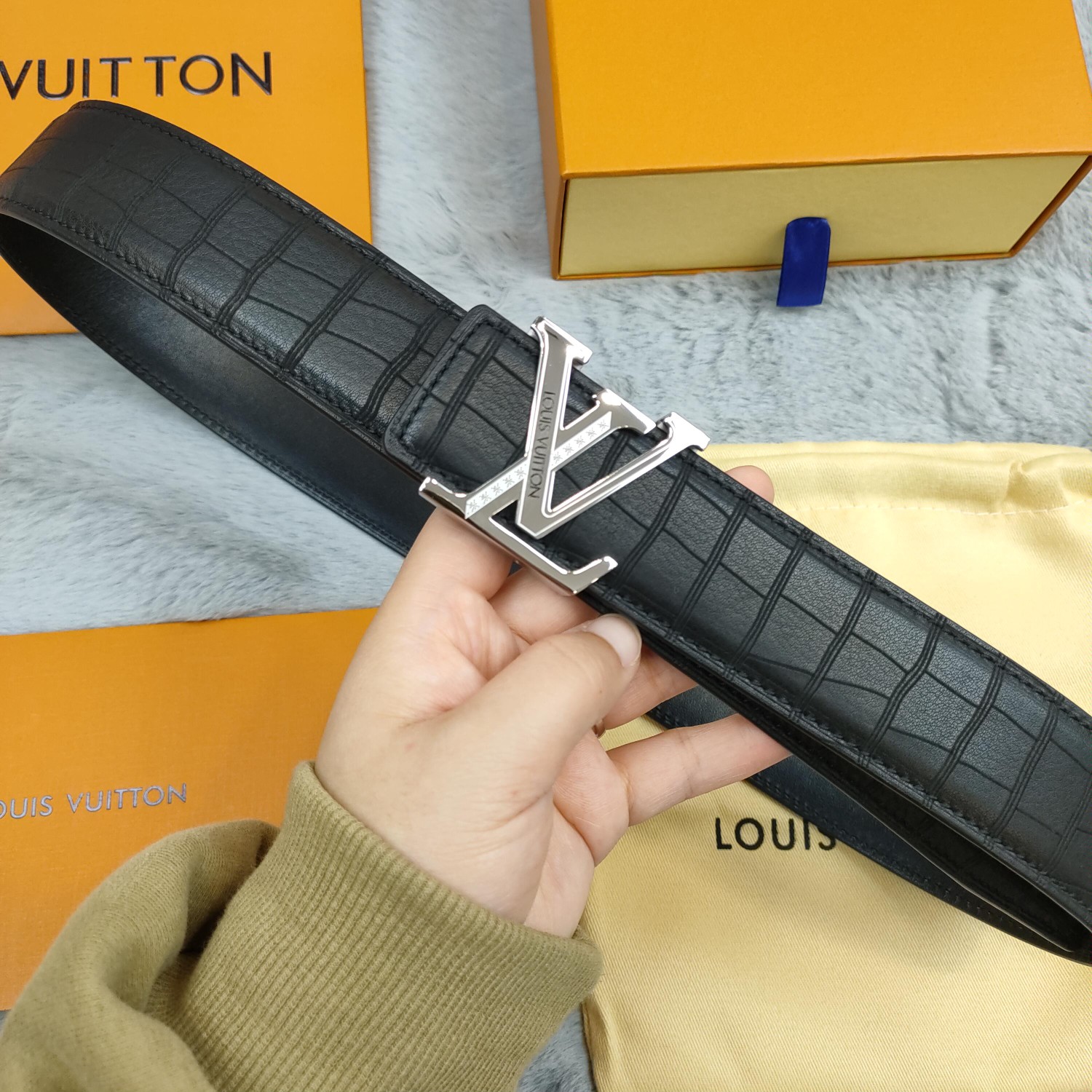 Lv头层牛皮鹿皮纹上身效果超级棒带身宽3.8cm