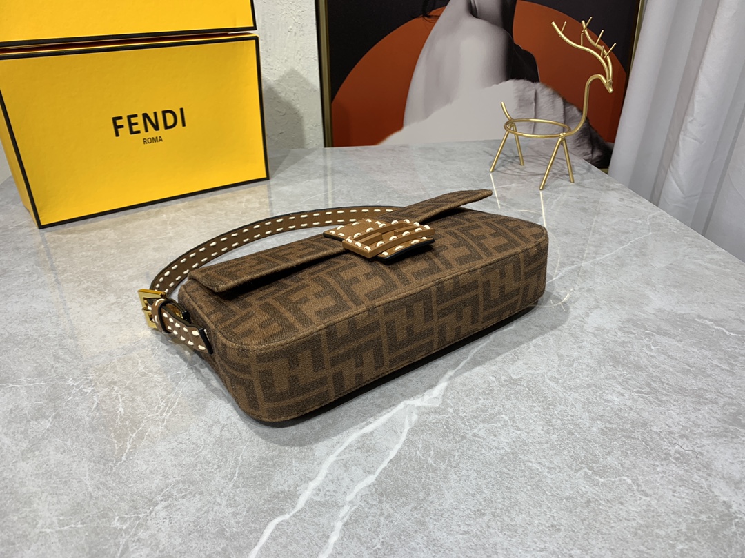 470 FENDI 秋冬法兰绒系列中古法棍Baguette 经典又时尚的腋下法棍包 001994