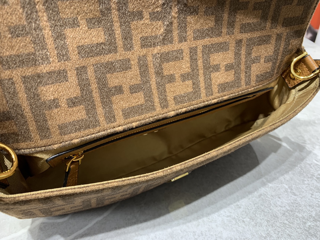 470 FENDI 秋冬法兰绒系列中古法棍Baguette 经典又时尚的腋下法棍包 001994