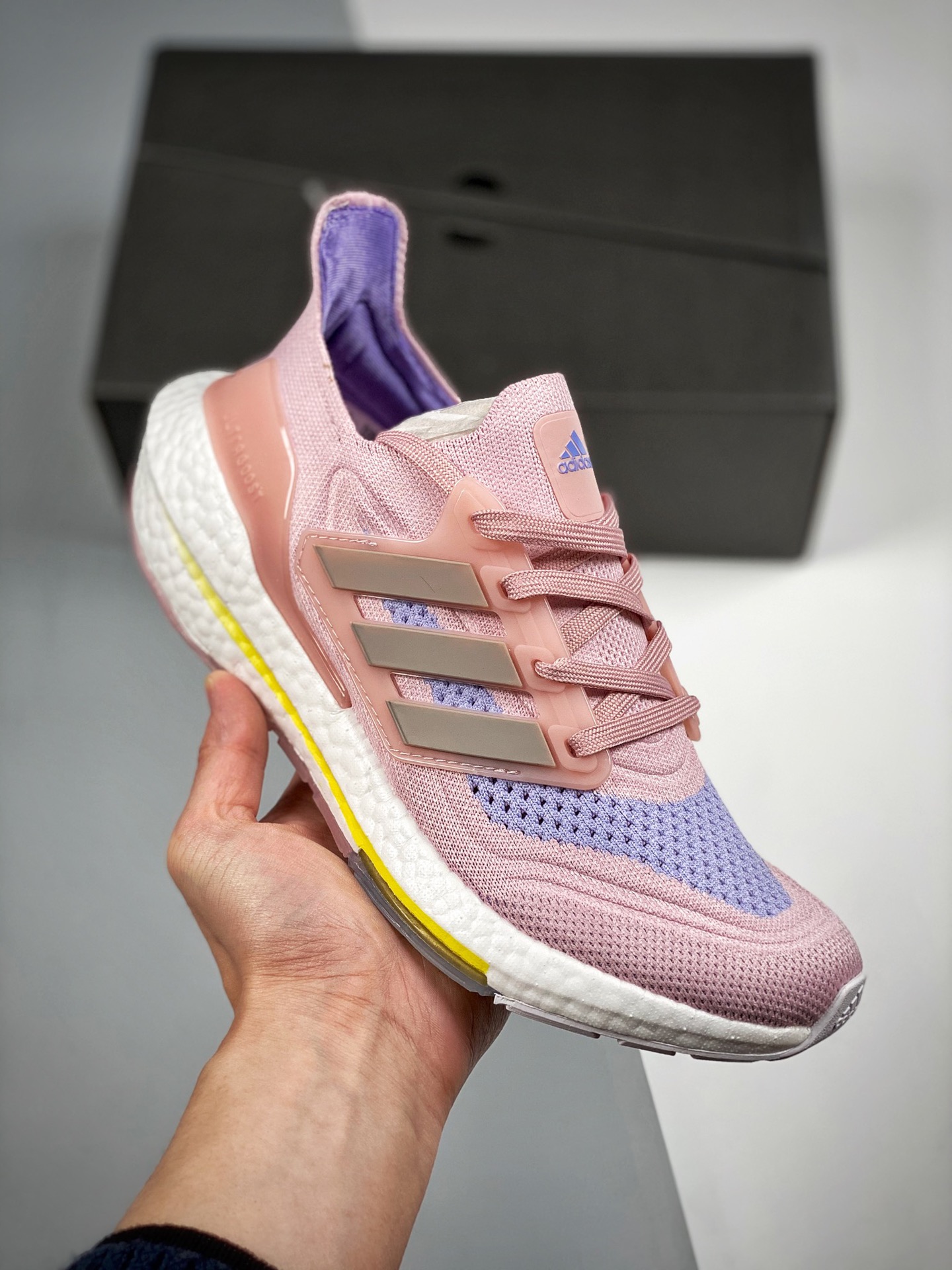 Ultra Boost 7.0 púrpura, rosa claro y amarillo, disponible en tiendas oficiales, fotos reales en primer lanzamiento. En…