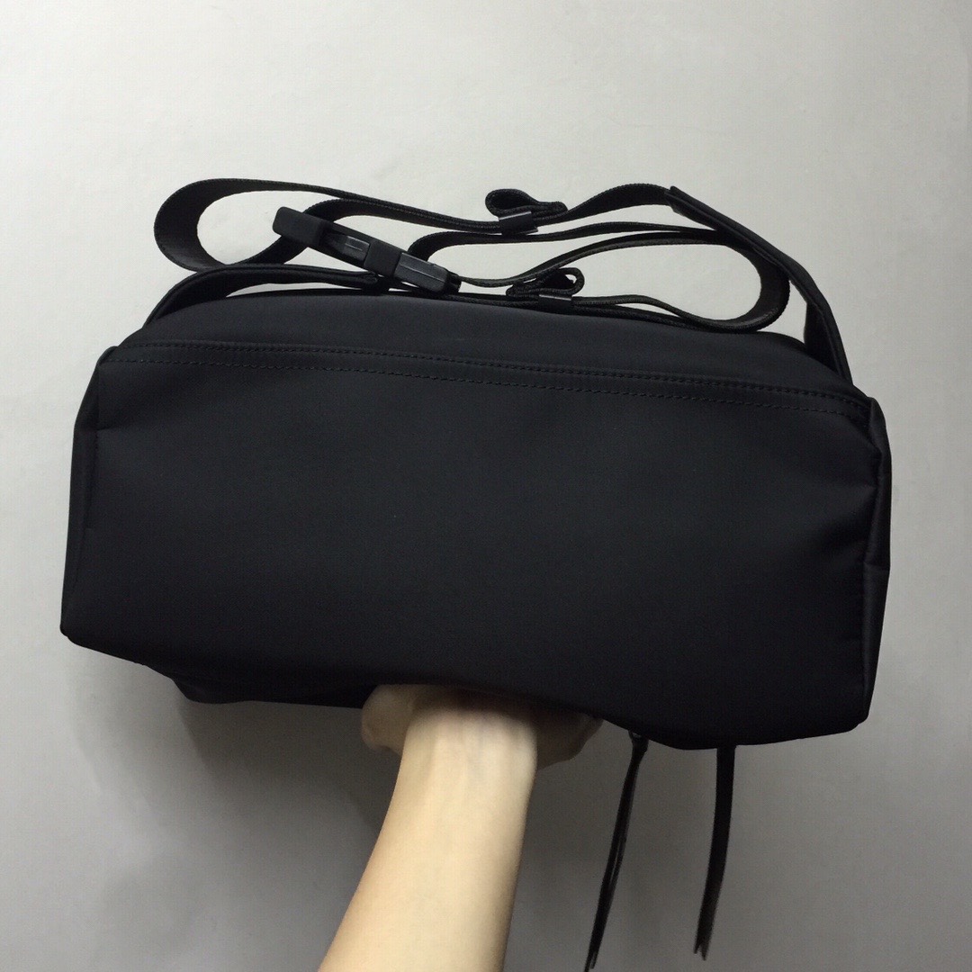 GIVENCHY纪梵希男款斜挎胸包/单肩包布料size30x15x12cm背腻了双肩包那就试试它吧小巧轻