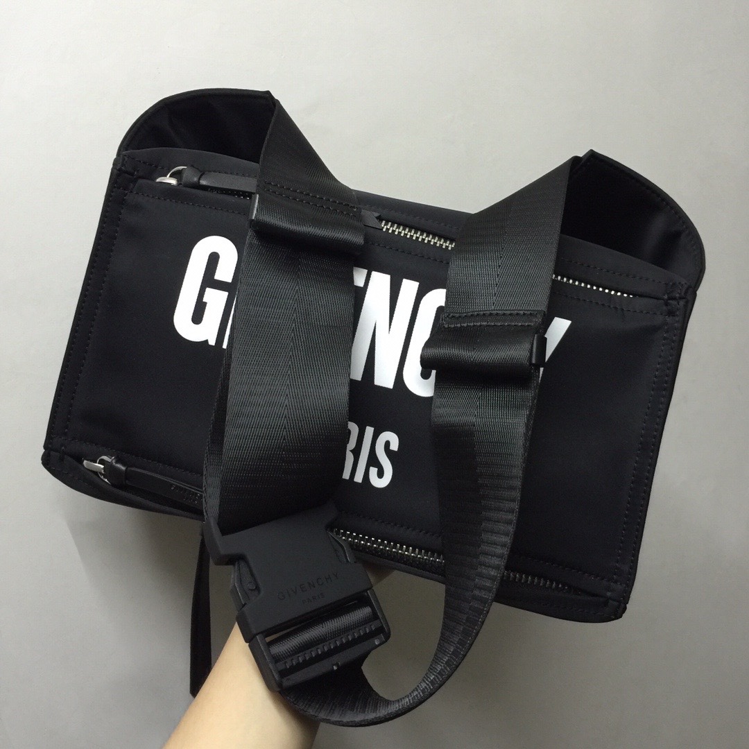 GIVENCHY纪梵希男款斜挎胸包/单肩包布料size30x15x12cm背腻了双肩包那就试试它吧小巧轻