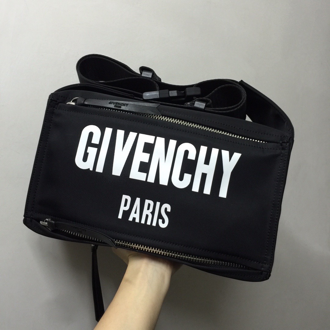 GIVENCHY纪梵希男款斜挎胸包/单肩包布料size30x15x12cm背腻了双肩包那就试试它吧小巧轻