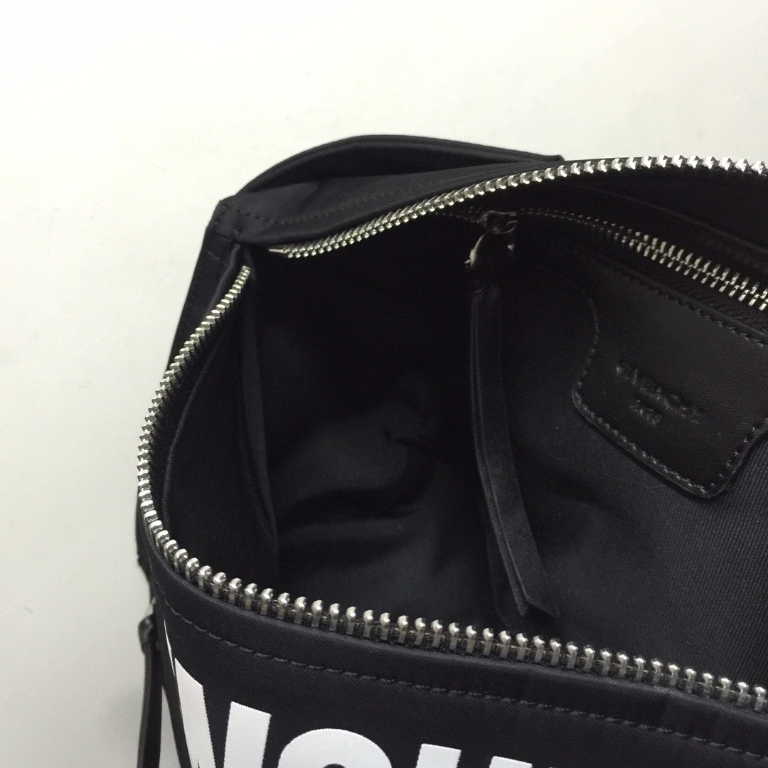 GIVENCHY纪梵希男款斜挎胸包/单肩包布料size30x15x12cm背腻了双肩包那就试试它吧小巧轻